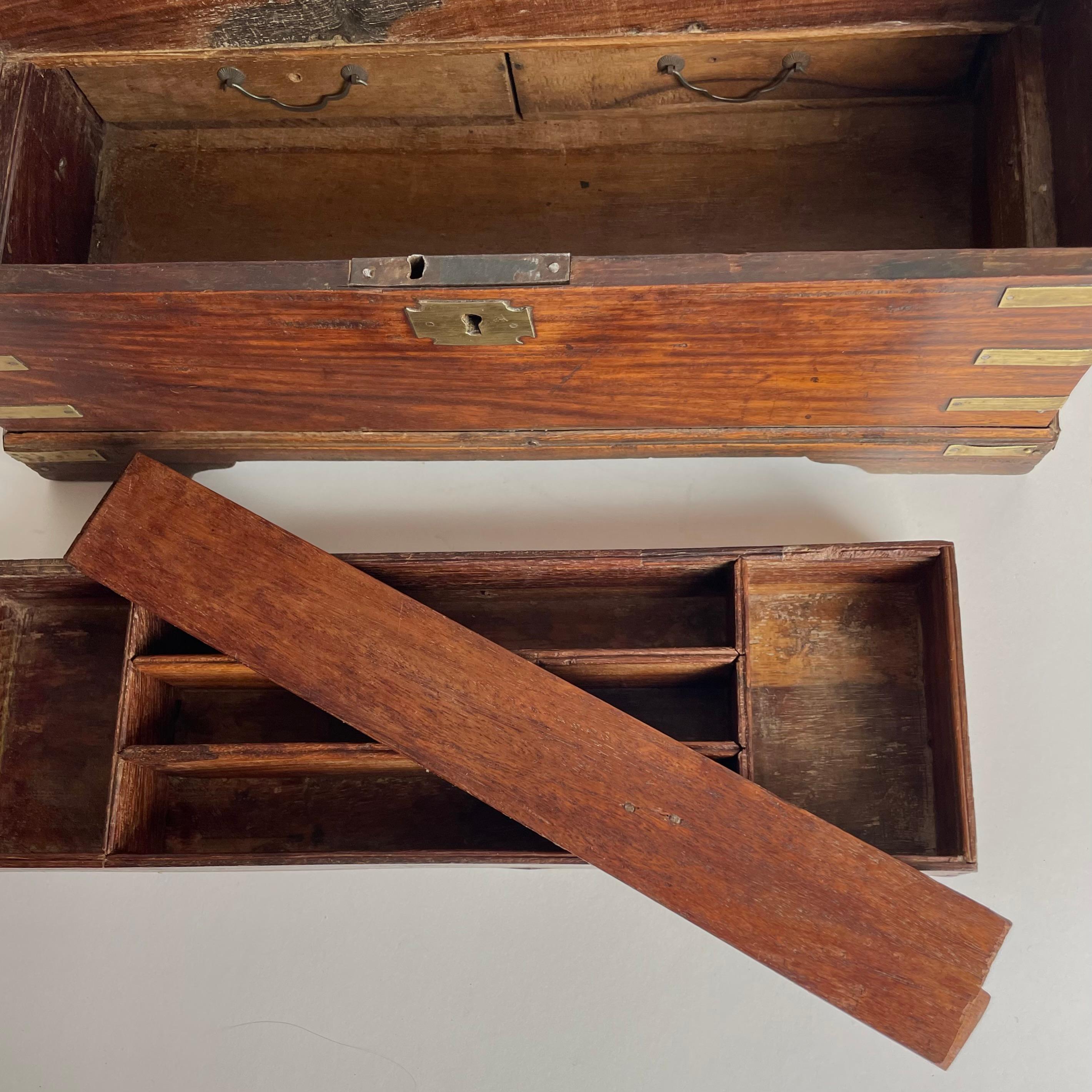 Encantadora Caja de Campaña de alcanfor con cajones ocultos del siglo XIX en venta 12