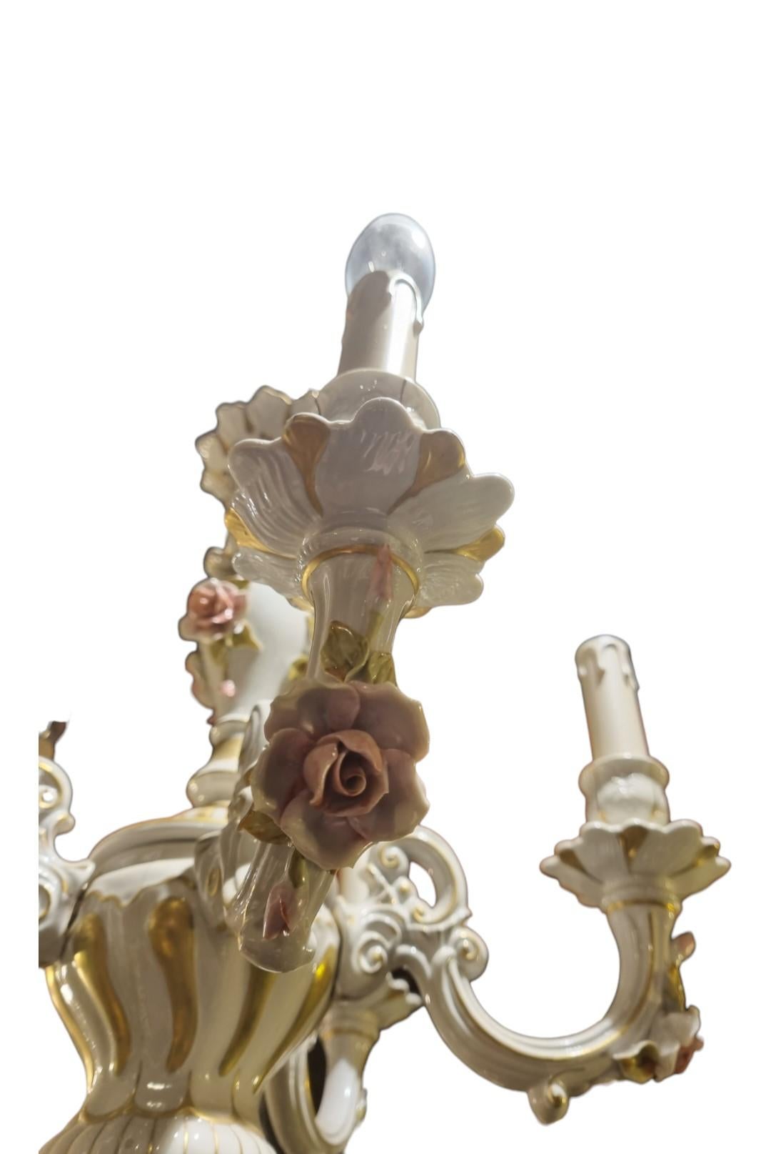 Ein hübscher Capo Di Monte-Kronleuchter mit fünf Branches
Wunderschöne Dekoration mit Porzellanblumen und vergoldetem Dekor,
Dieser Kronleuchter stammt aus den 1950er Jahren und wurde neu verkabelt und aufgehängt