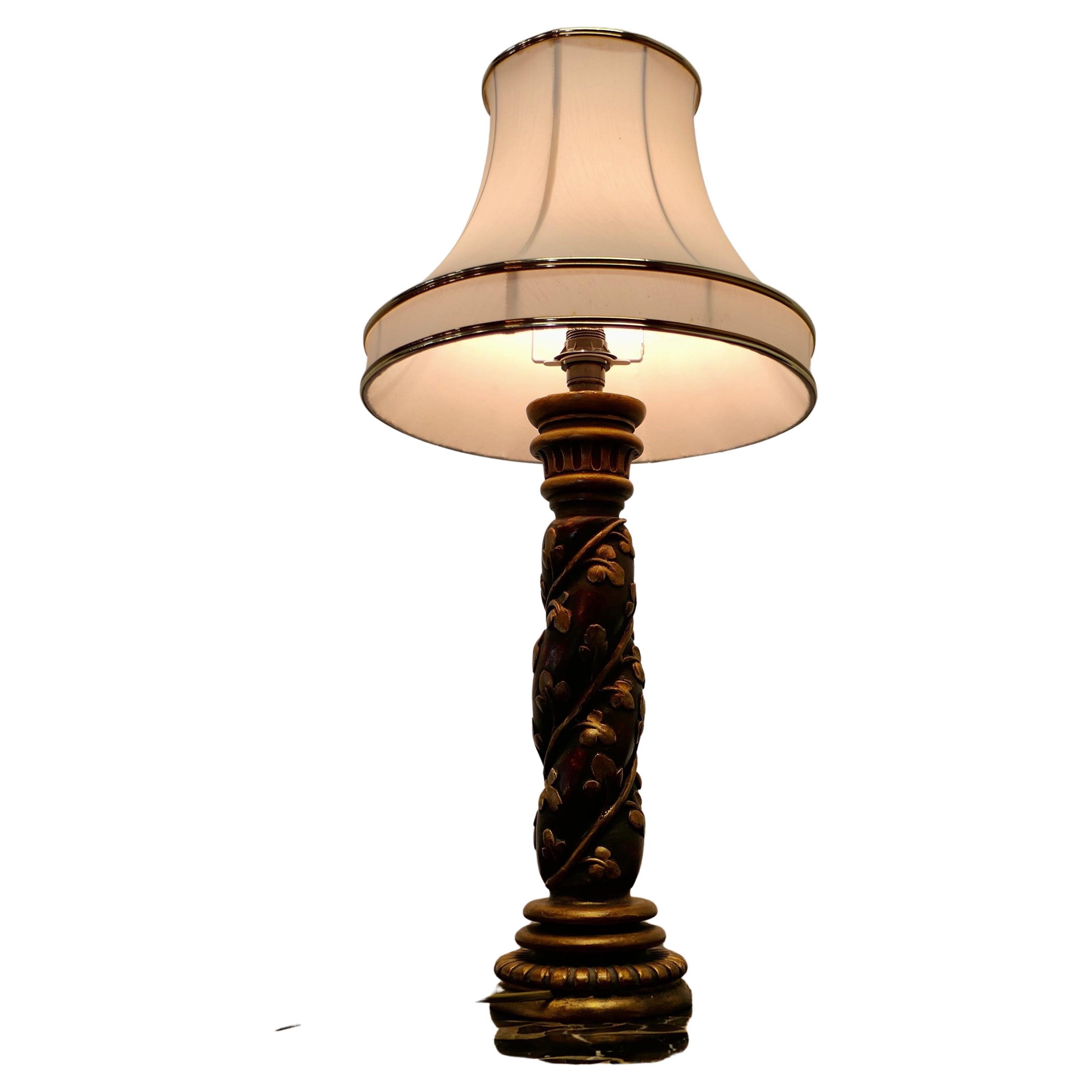 Charmante lampe de style baroque sculptée et dorée