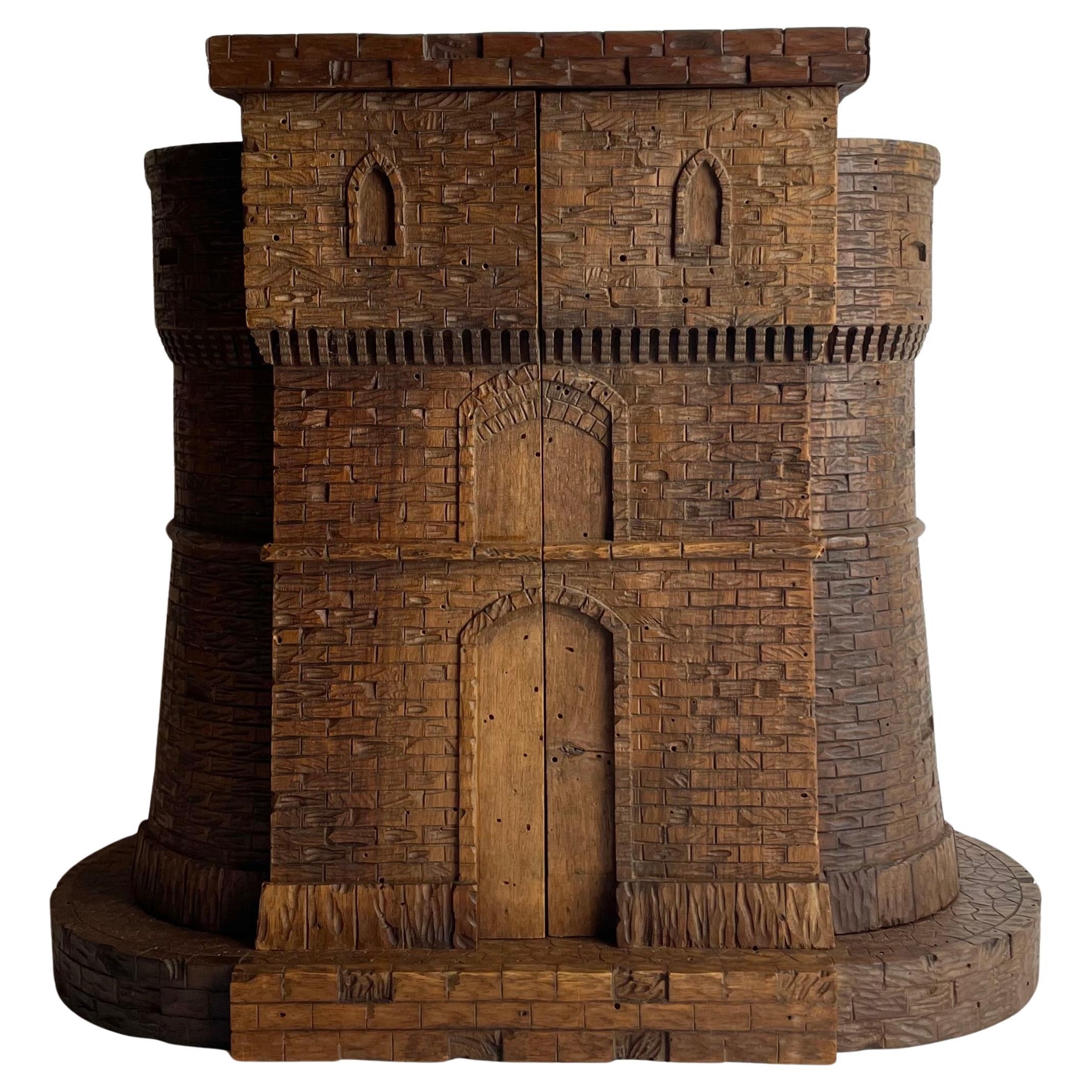 Charmant cabinet à liqueurs de forme château en noyer sculpté, fin du 19e siècle