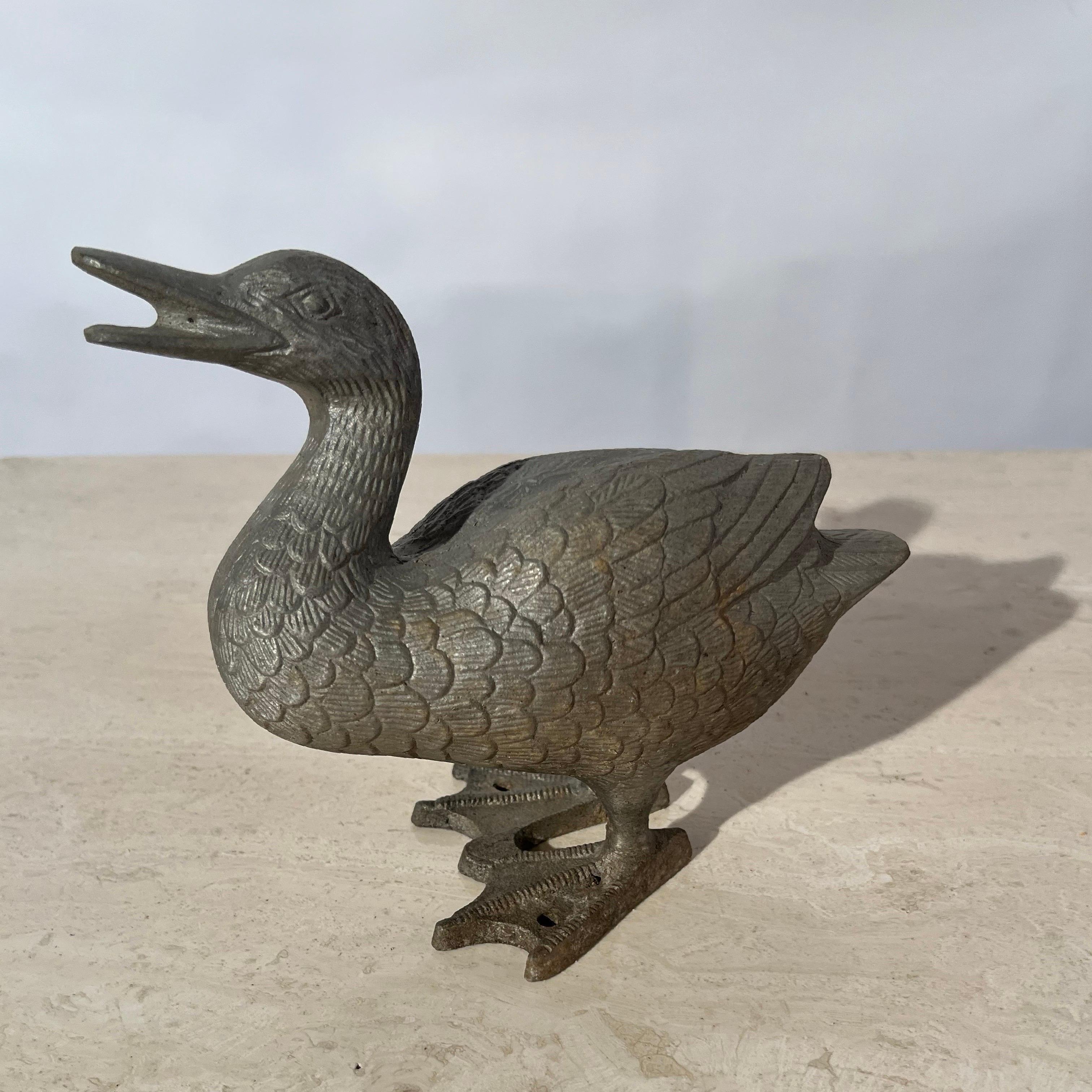 Escultura de jardín patito de metal fundido con encanto en Bueno estado para la venta en Pineville, NC
