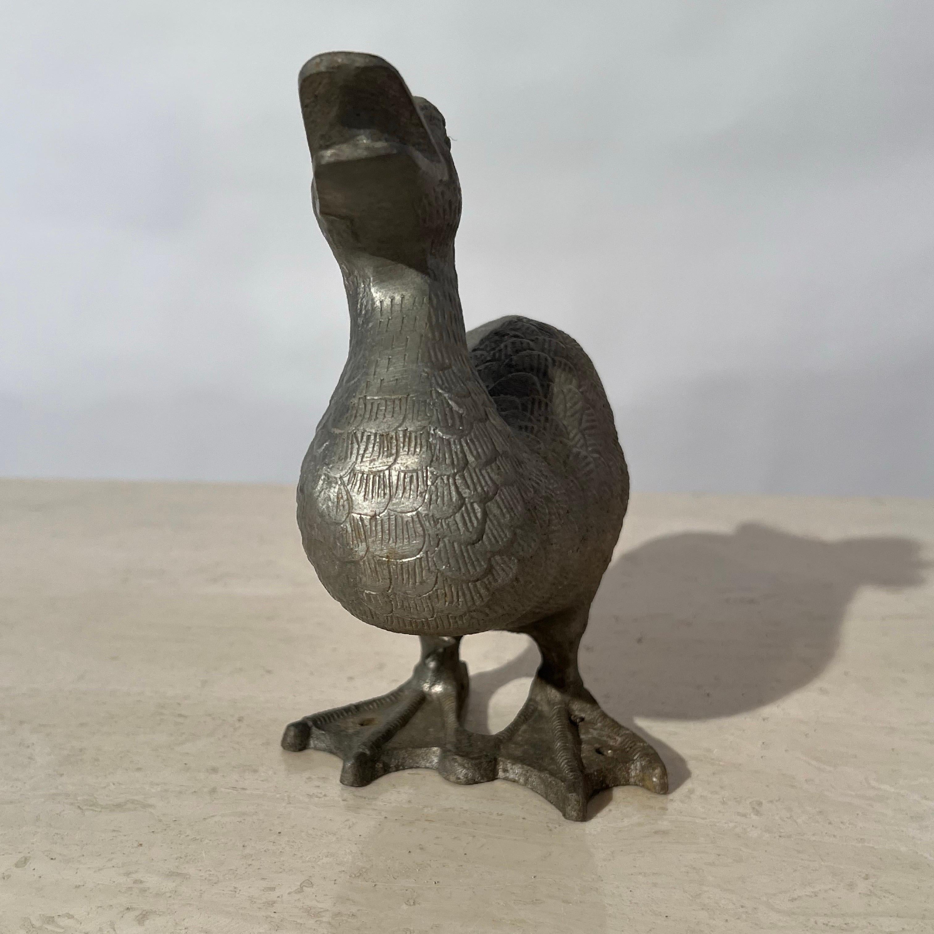 Escultura de jardín patito de metal fundido con encanto siglo XX en venta