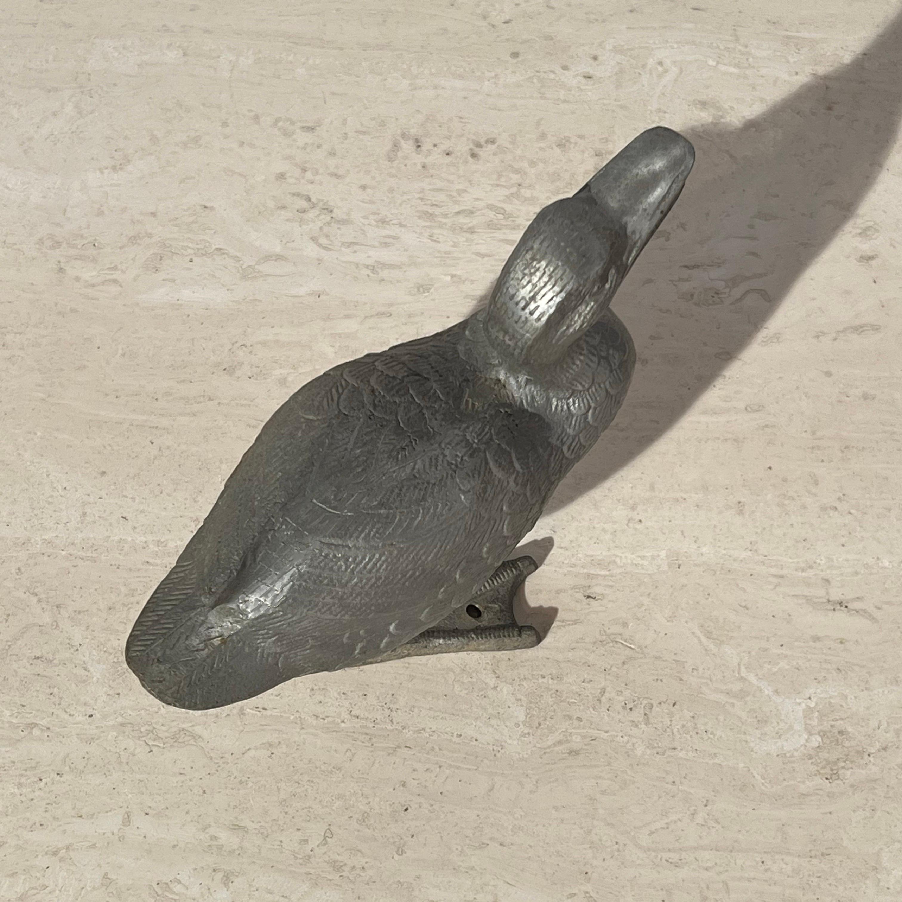 Escultura de jardín patito de metal fundido con encanto Metal en venta