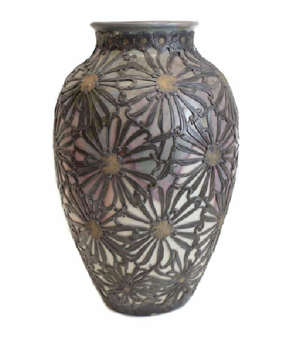 Charmant vase à fleurs en céramique Art Nouveau avec incrustation d'étain, c1900

Un vase en poterie de style art nouveau avec une superposition de fleurs de marguerites en argent ou en étain, le vase avec un champ de marbre multicolore. Marque de