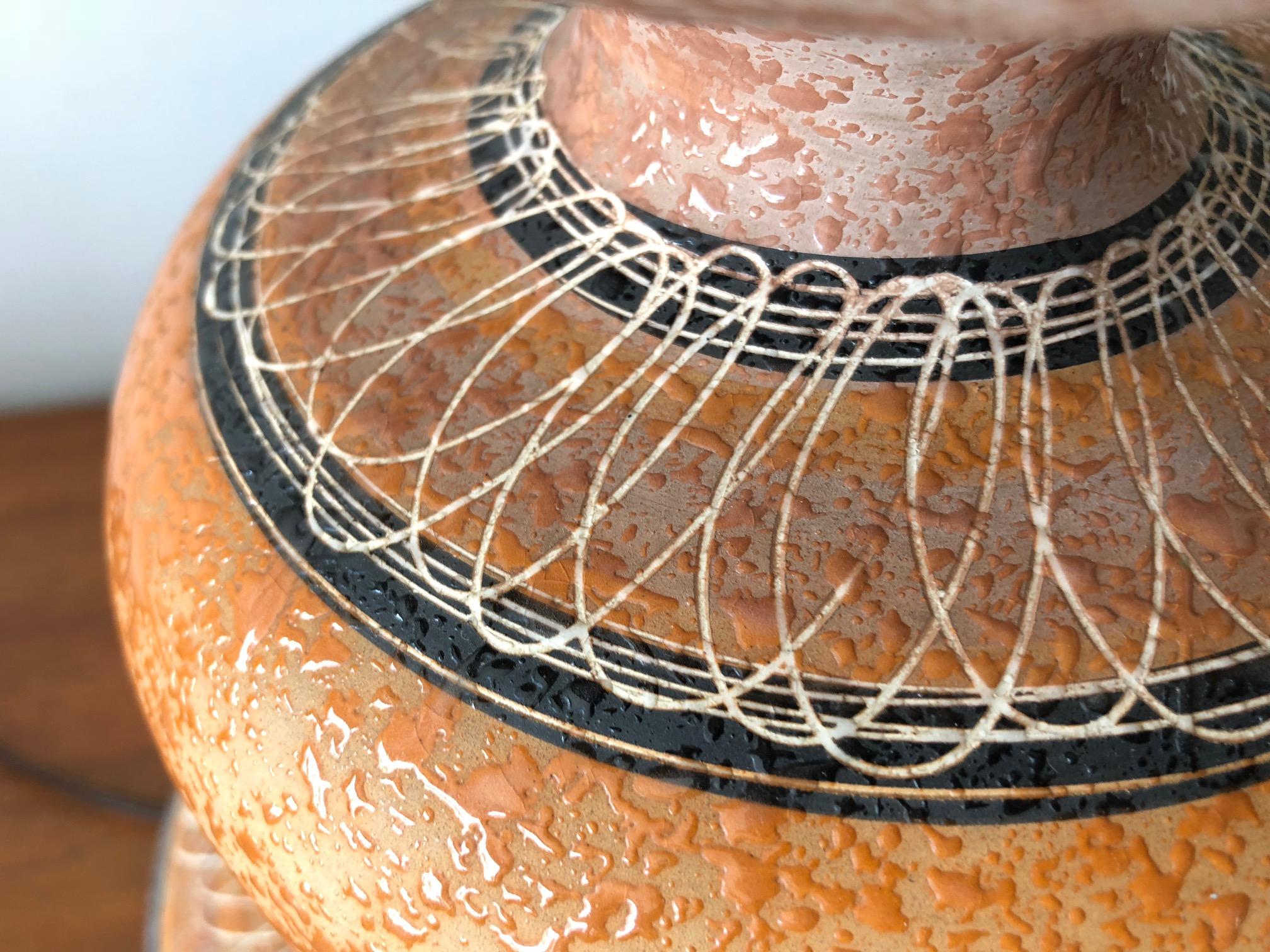 Bezaubernde Keramische Kürbislampe mit Sgraffito-Dekoration (Nordamerikanisch) im Angebot