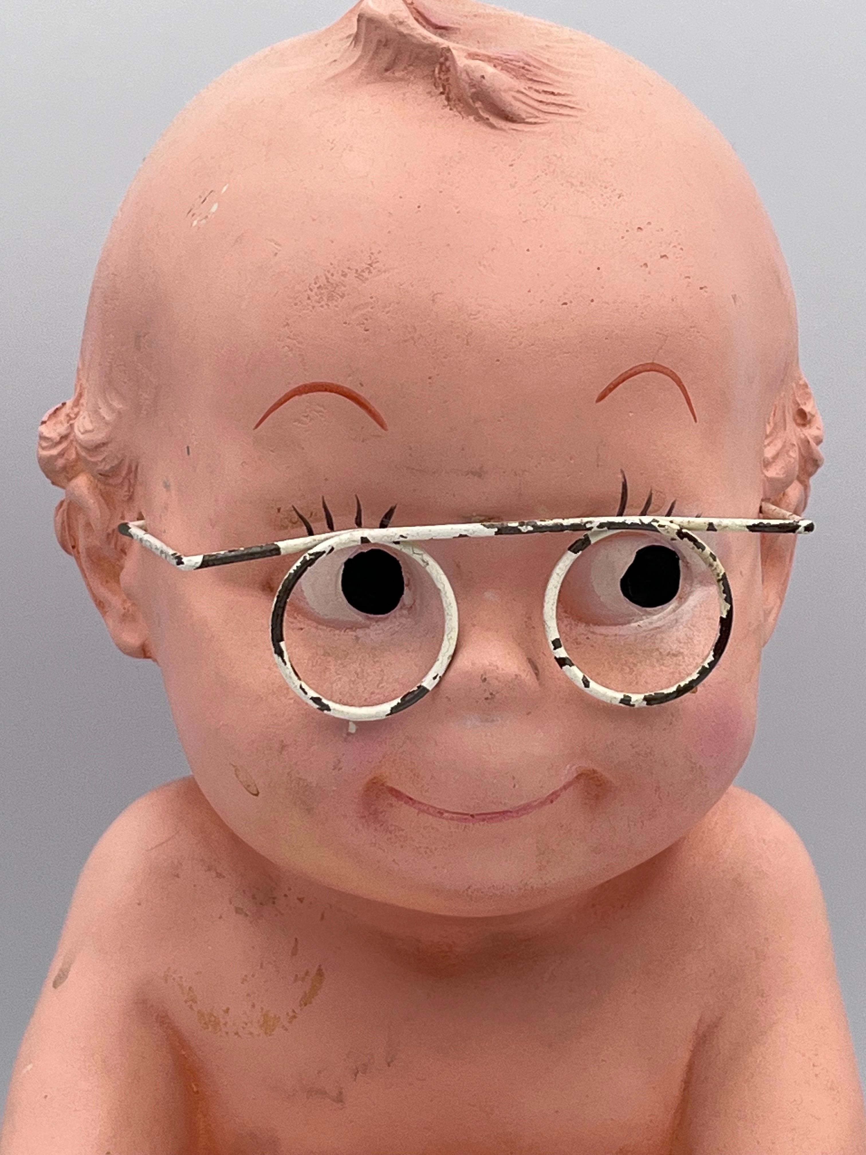 Encantadora tiza Brooks Co. Banco Kewpie Tímido Bebé Desnudo con Gafas Metálicas en venta 3