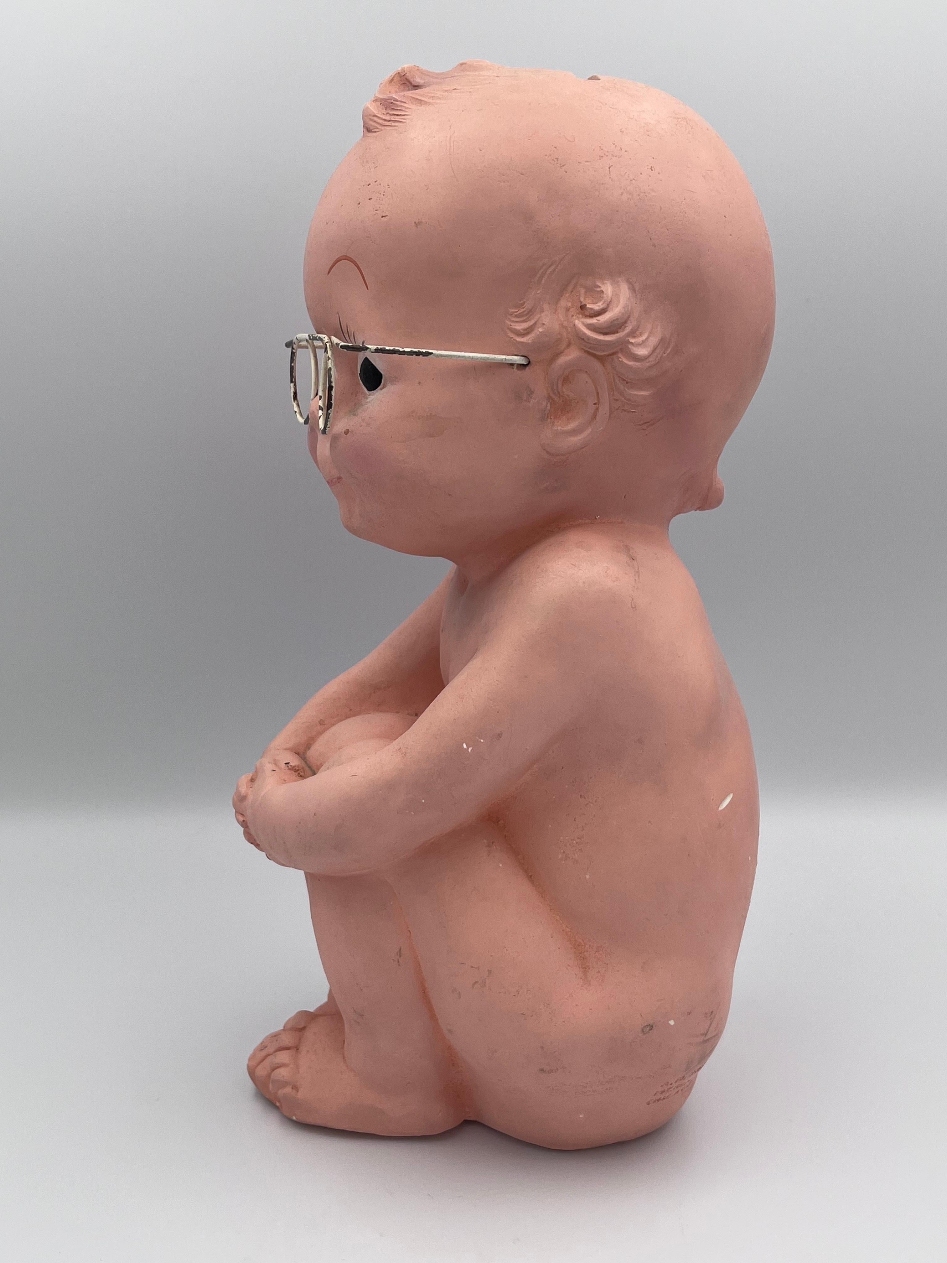 Encantadora tiza Brooks Co. Banco Kewpie Tímido Bebé Desnudo con Gafas Metálicas Estadounidense en venta