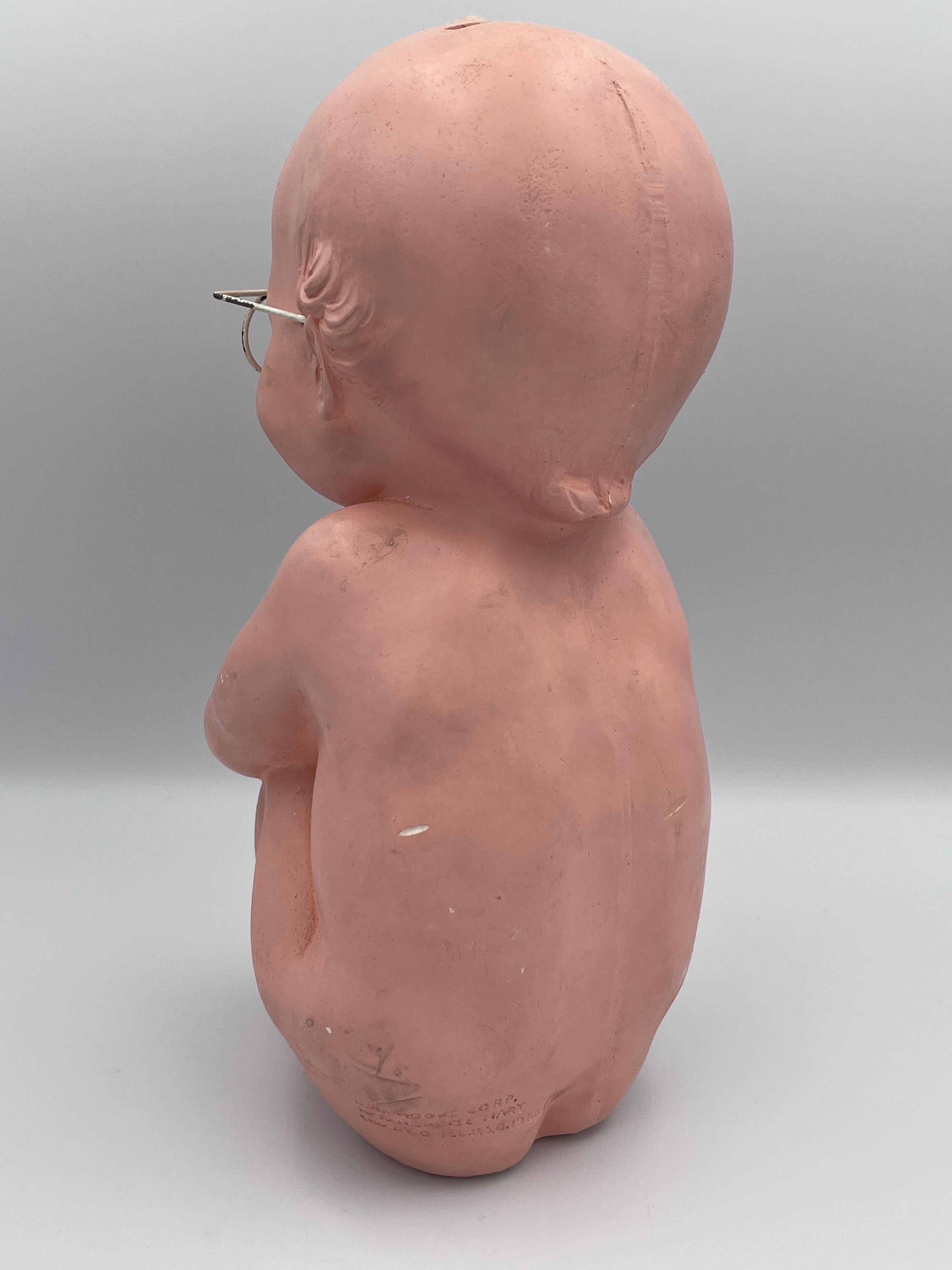 Encantadora tiza Brooks Co. Banco Kewpie Tímido Bebé Desnudo con Gafas Metálicas Pintado en venta