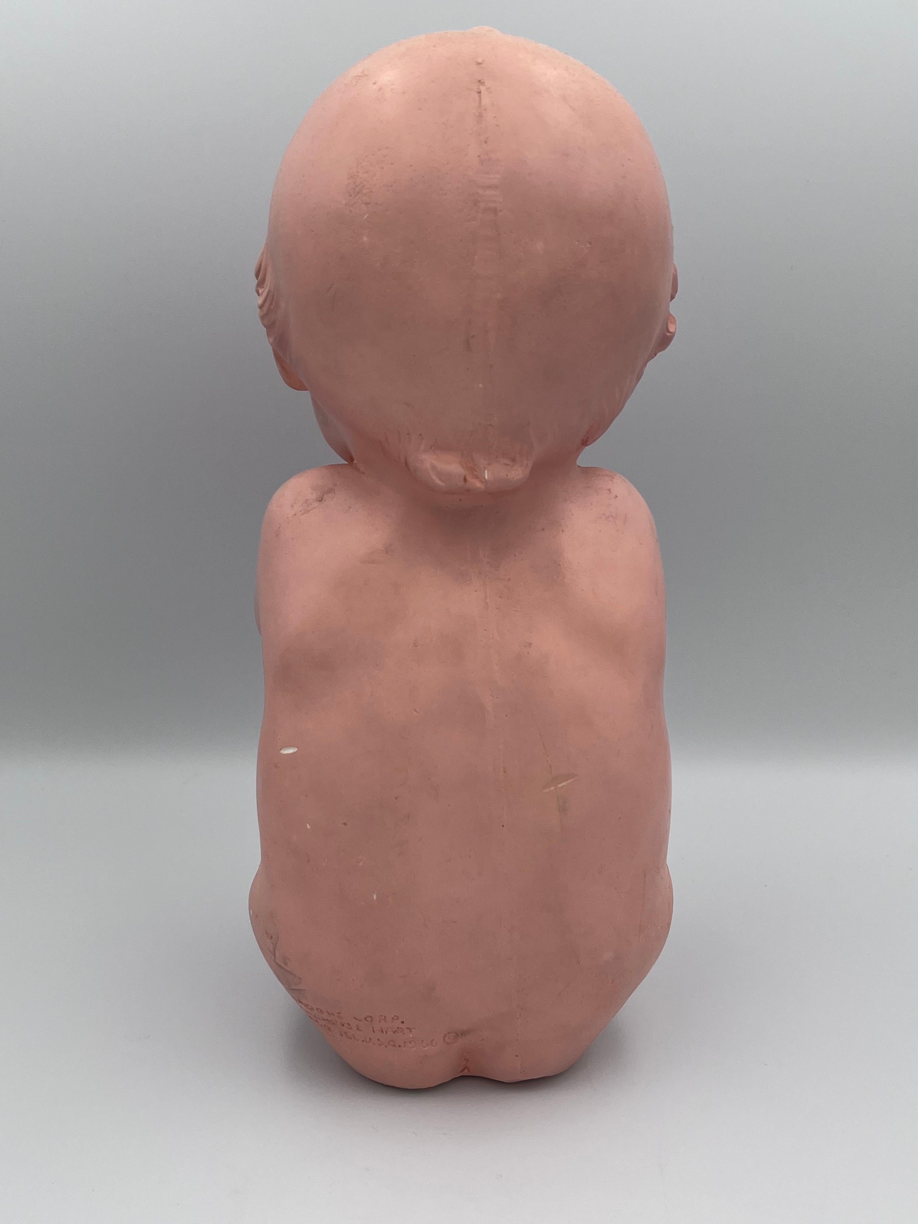 Encantadora tiza Brooks Co. Banco Kewpie Tímido Bebé Desnudo con Gafas Metálicas en Bueno estado para la venta en Red Lion, PA