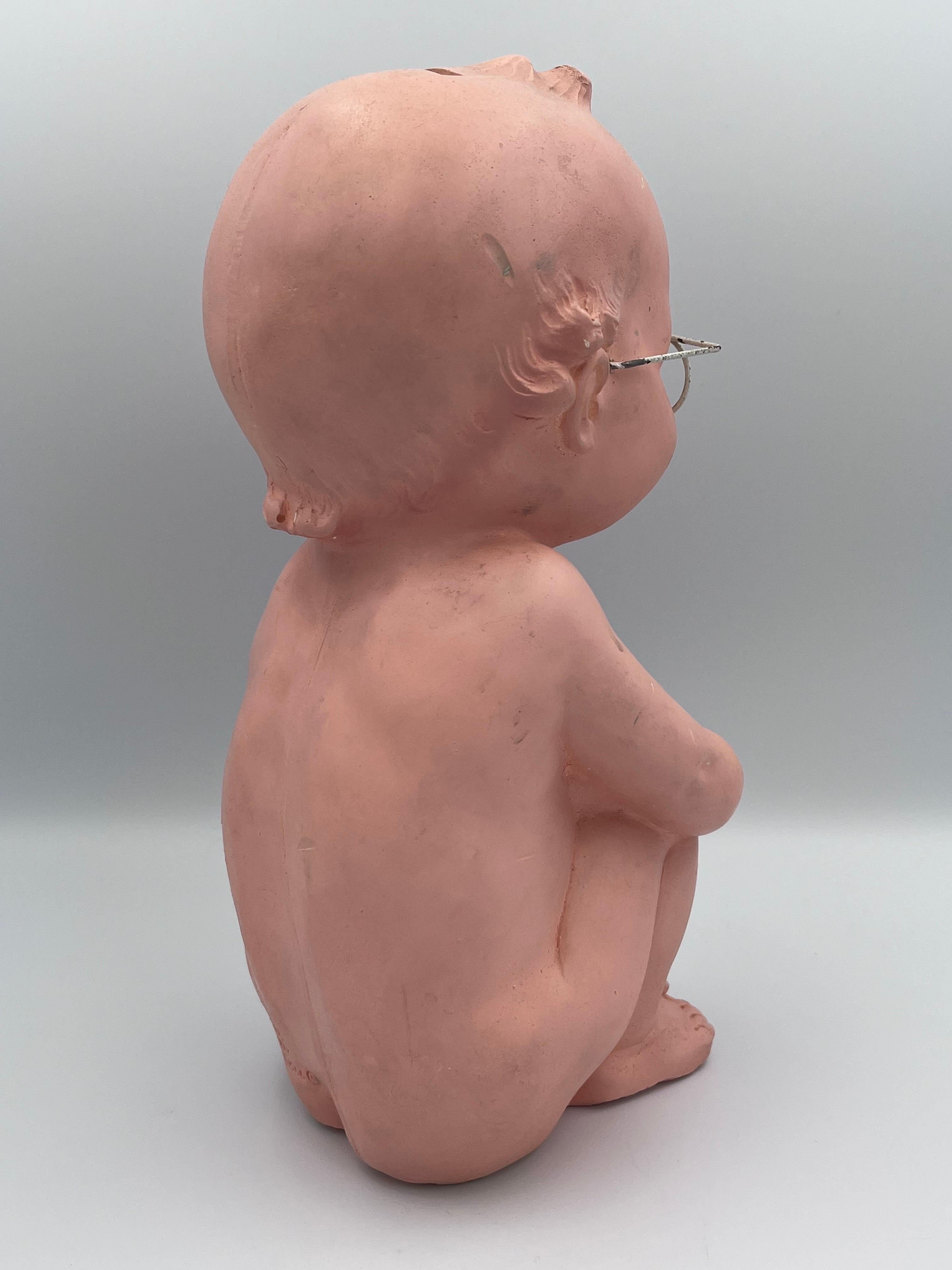 Encantadora tiza Brooks Co. Banco Kewpie Tímido Bebé Desnudo con Gafas Metálicas mediados del siglo XX en venta
