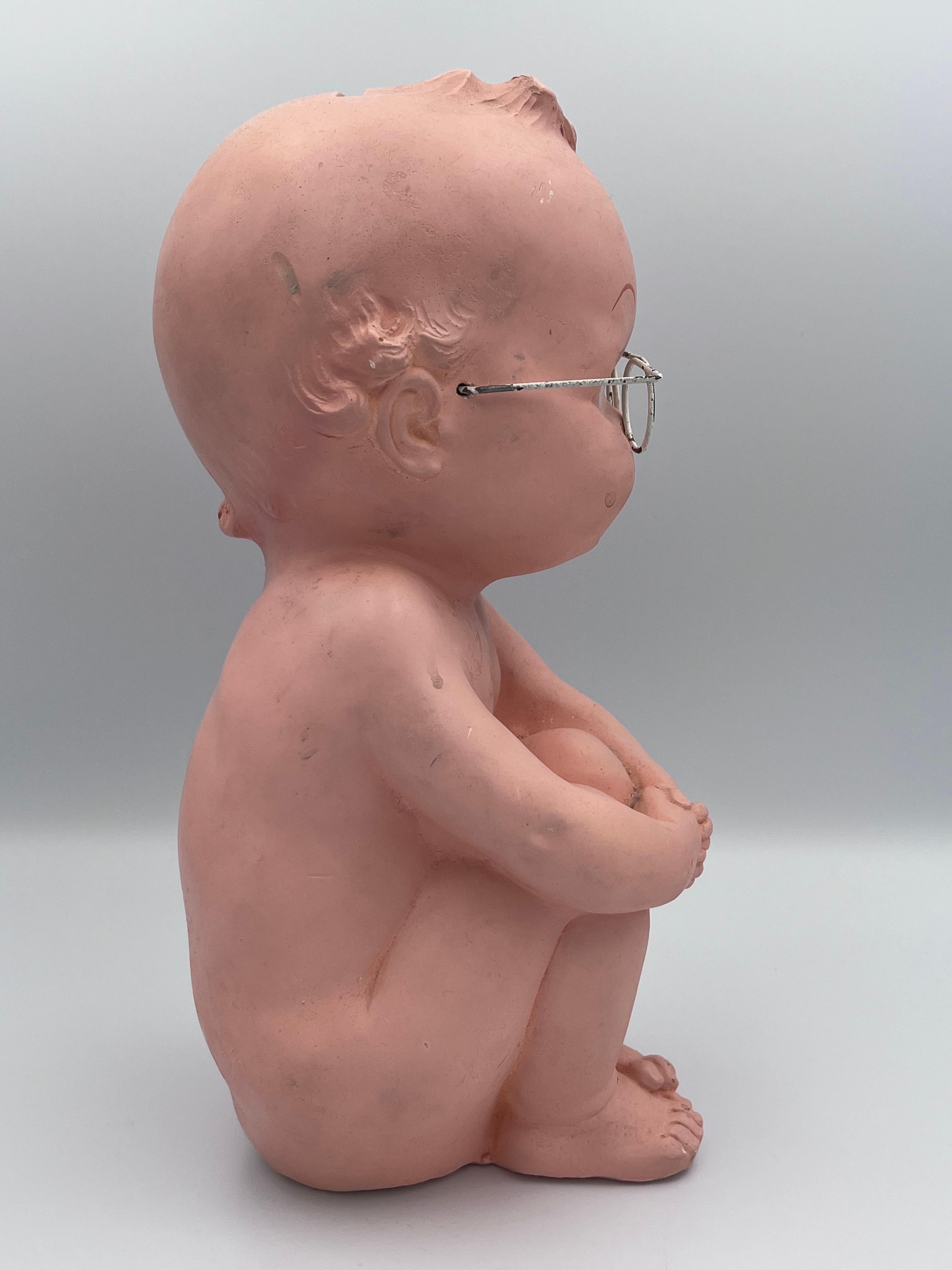 Encantadora tiza Brooks Co. Banco Kewpie Tímido Bebé Desnudo con Gafas Metálicas Metal en venta