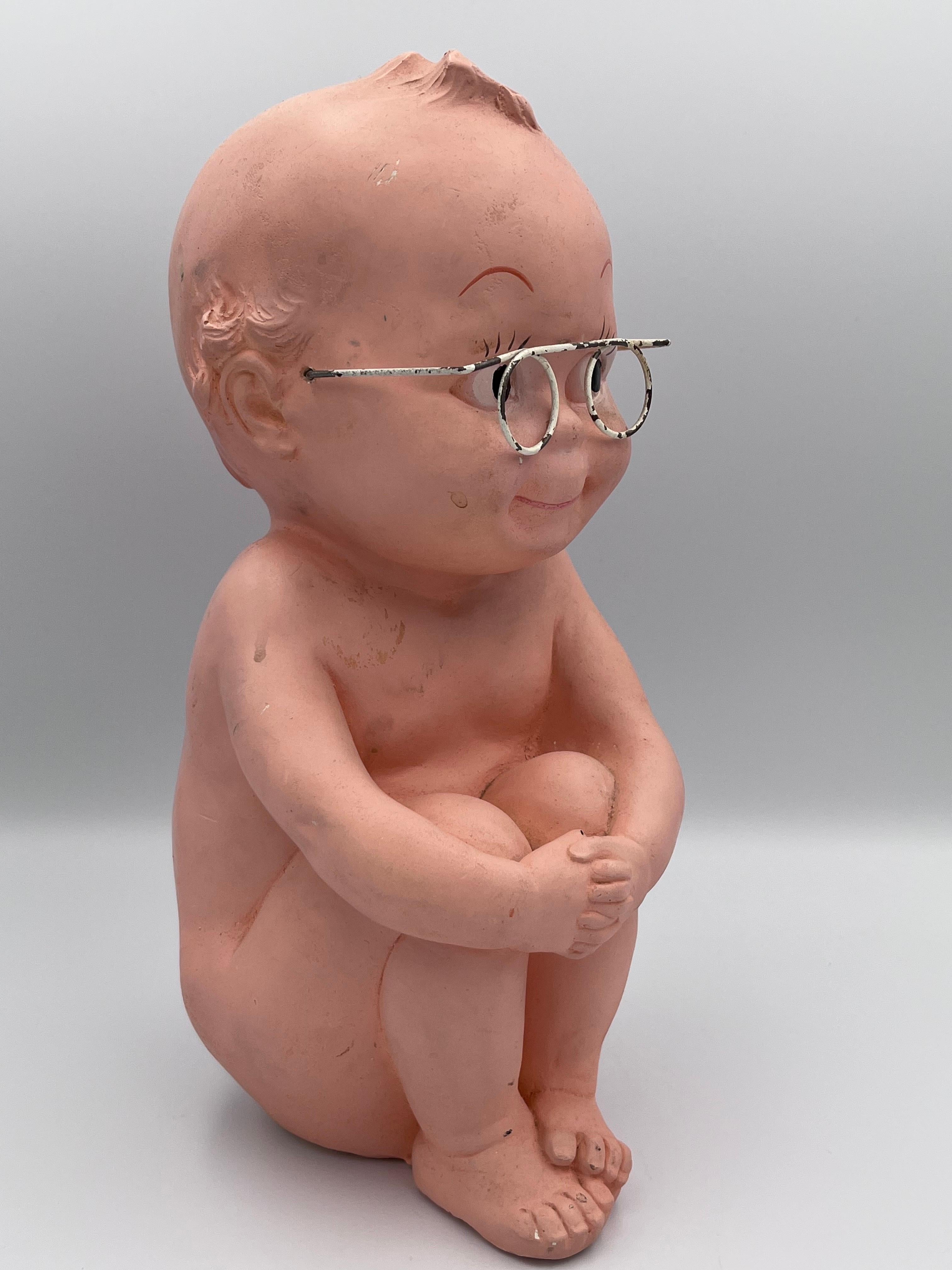 Encantadora tiza Brooks Co. Banco Kewpie Tímido Bebé Desnudo con Gafas Metálicas en venta 1