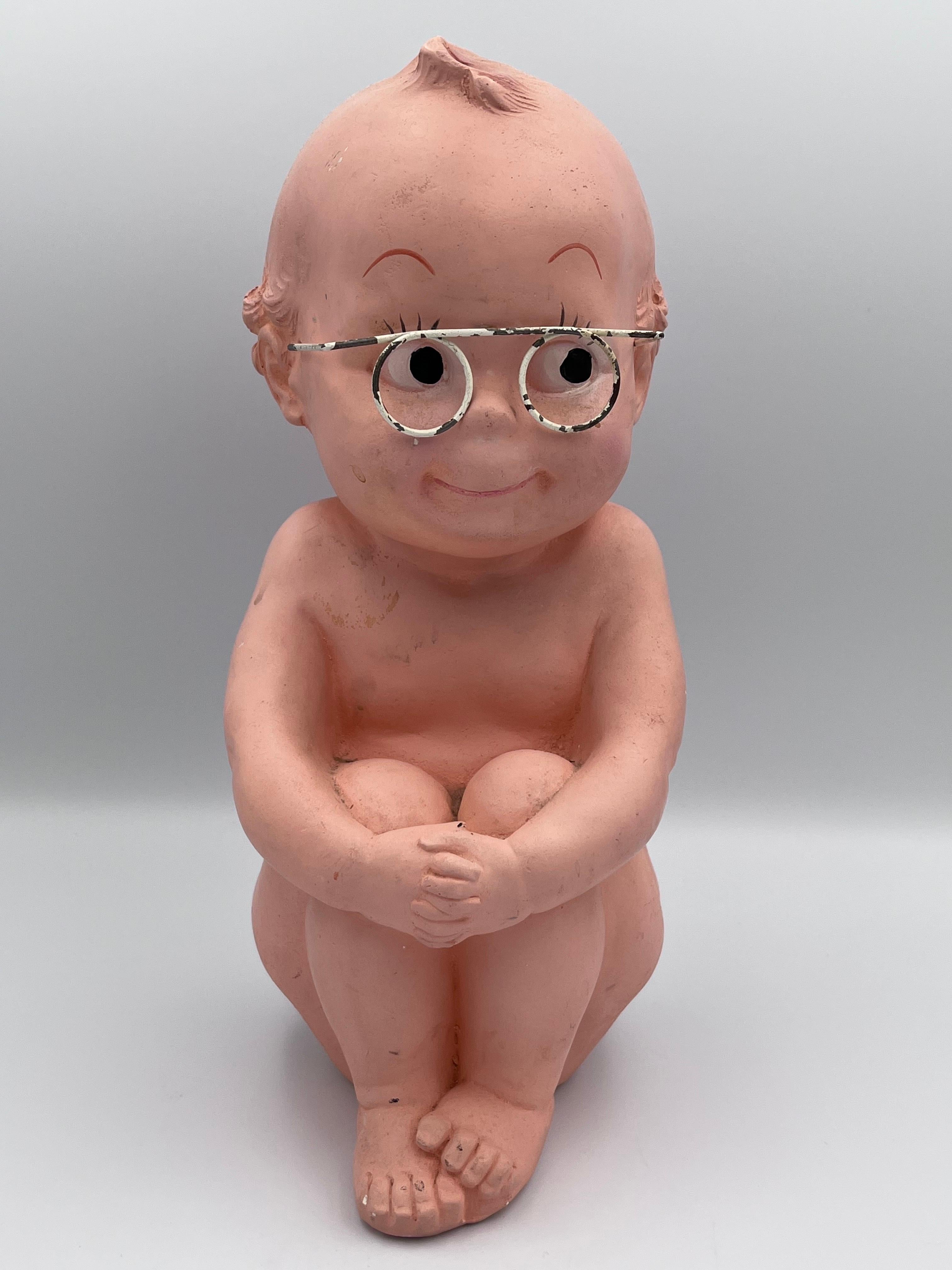 Encantadora tiza Brooks Co. Banco Kewpie Tímido Bebé Desnudo con Gafas Metálicas en venta 2