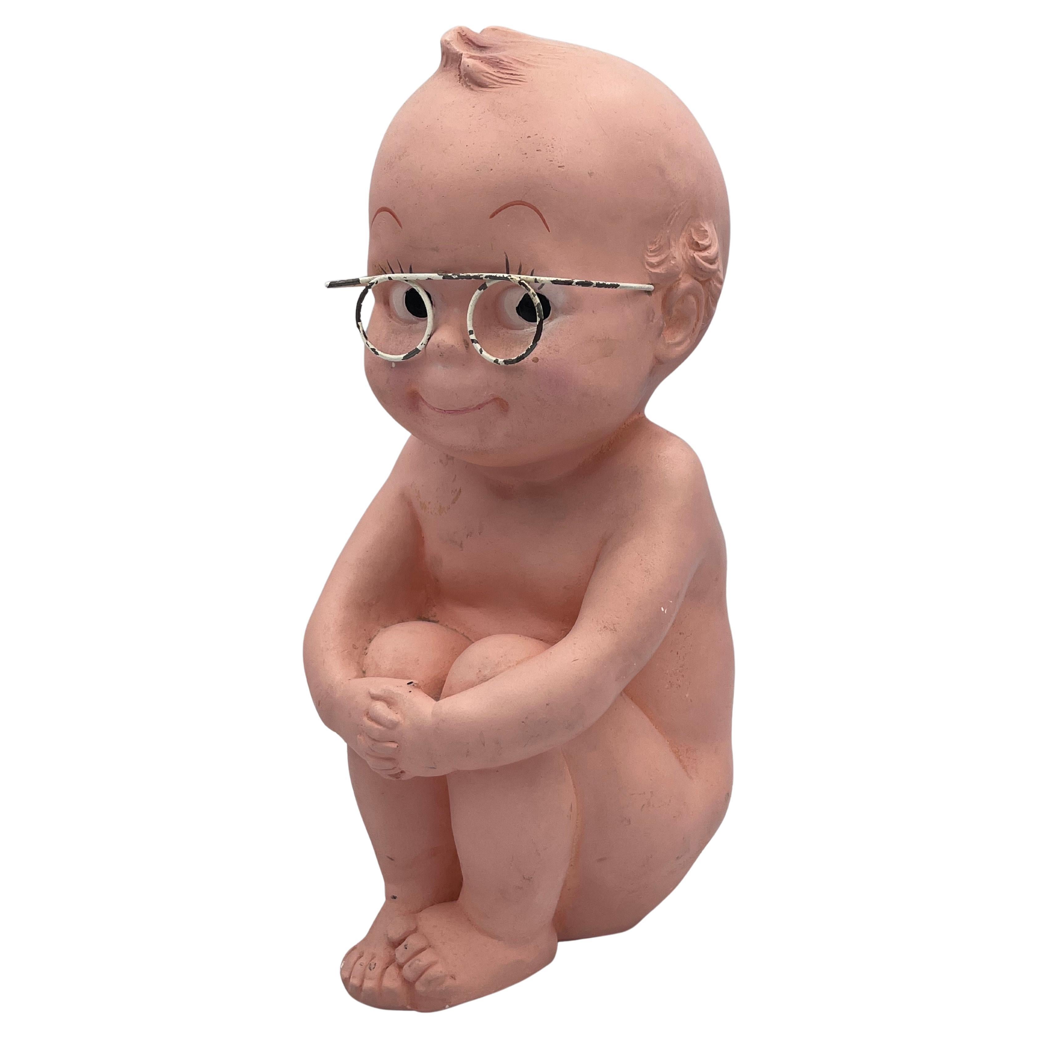 Encantadora tiza Brooks Co. Banco Kewpie Tímido Bebé Desnudo con Gafas Metálicas en venta