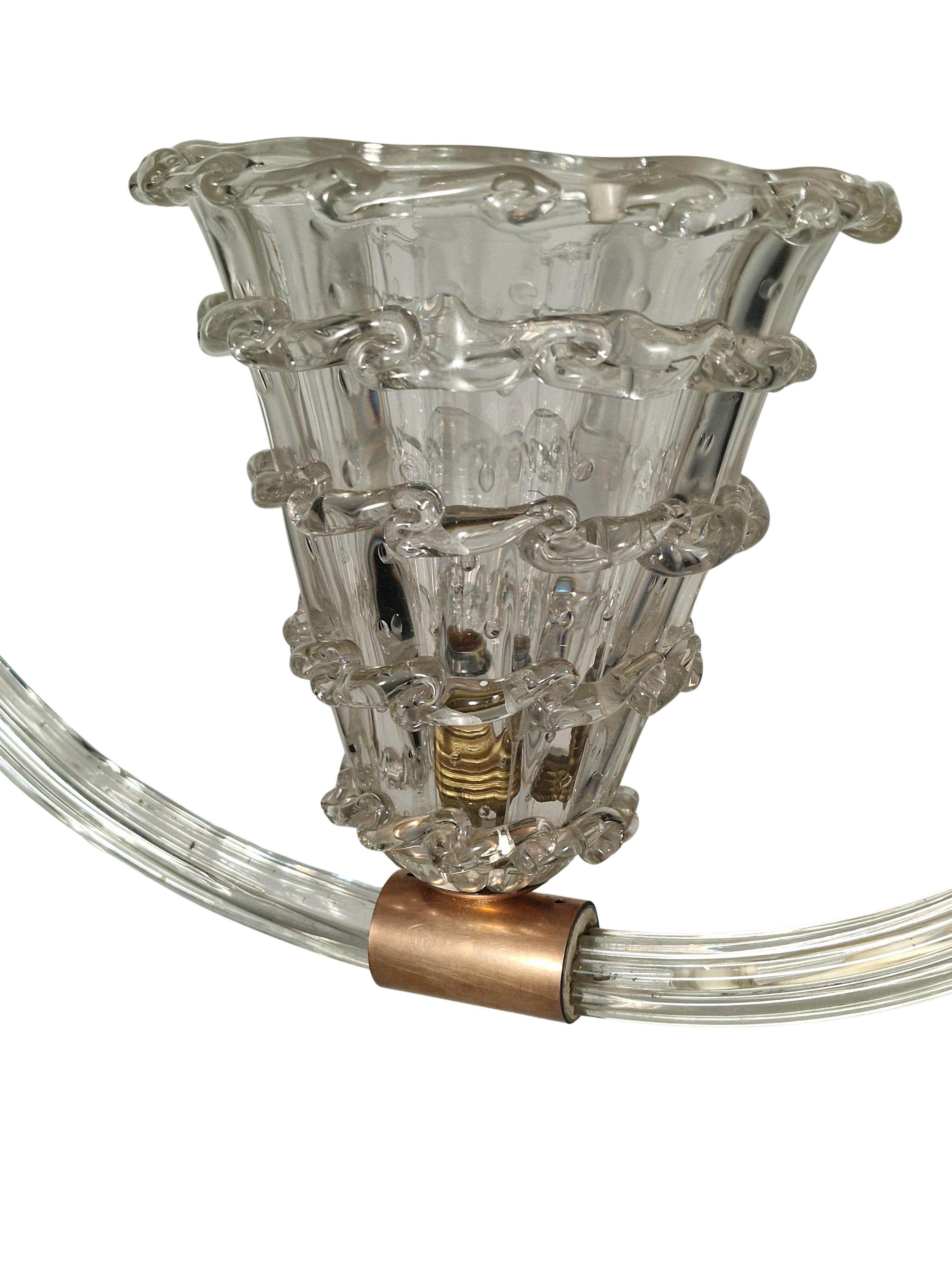 Splendida lampada a sospensione da soffitto, lampadario in vetro soffiato a mano e bronzo, realizzato dalla famosa fabbrica di vetro Barovier a Murano, in Italia, negli anni '40.

La lampada colpisce per il suo design ridotto ma molto delicato. Una