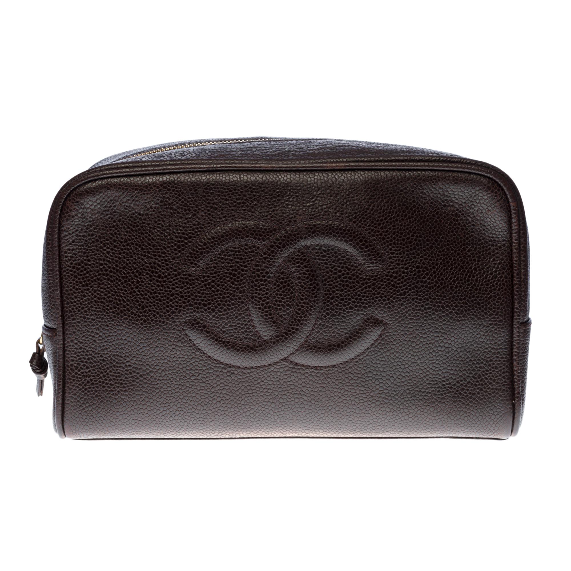 Charmante Chanel CC Kulturtasche aus braunem Kaviarleder im Angebot