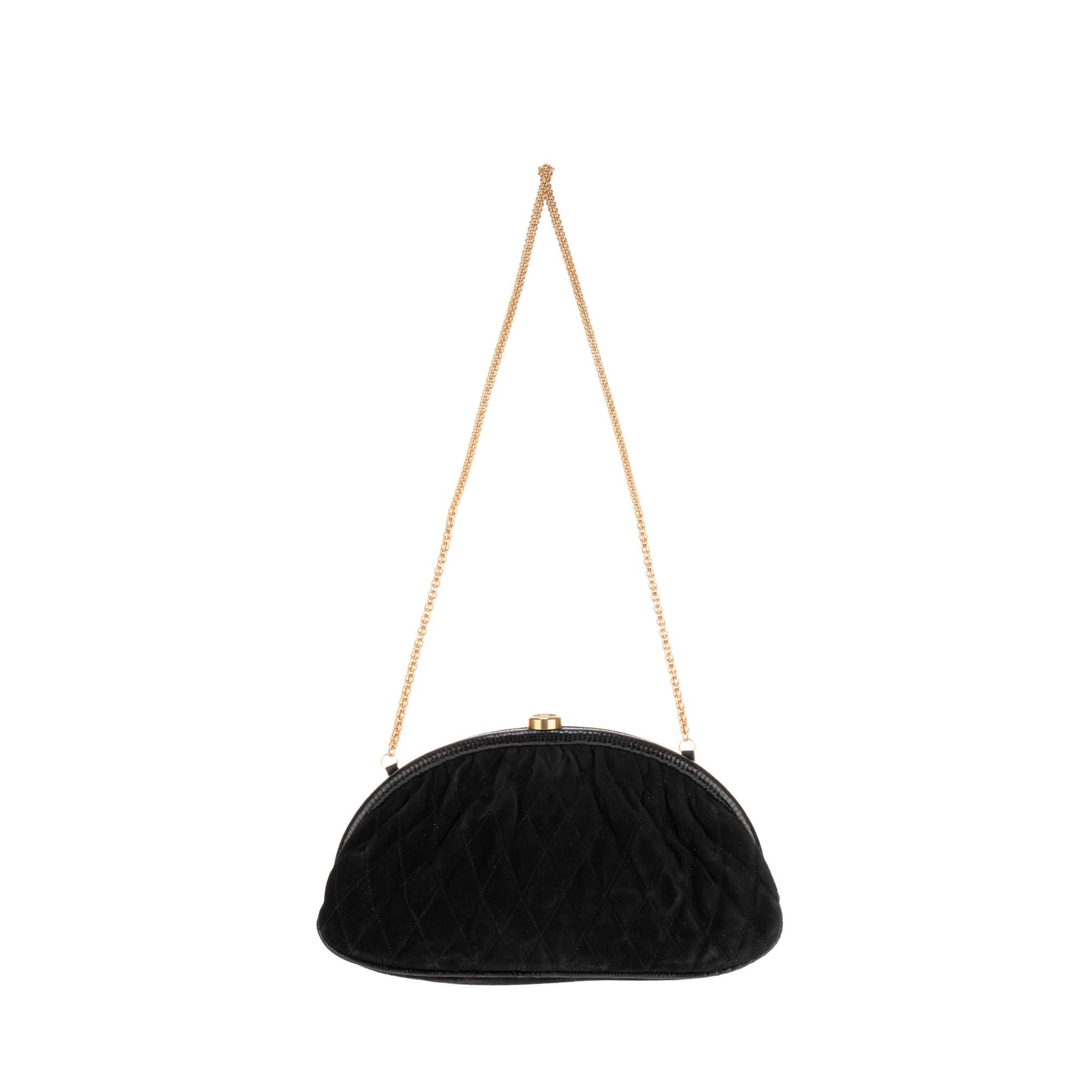 CHANEL evening bag in the shape of a half-moon, strap handle in black velvet lamb and black python. Chain in gold metal for shoulder or shoulder support (50cm). 
Closure by button click Chanel. 
Interior in black lambskin velvet and lambskin. 1