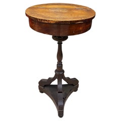 Charmante table d'appoint en bois de cerisier d'époque Napoléon III en bon état,