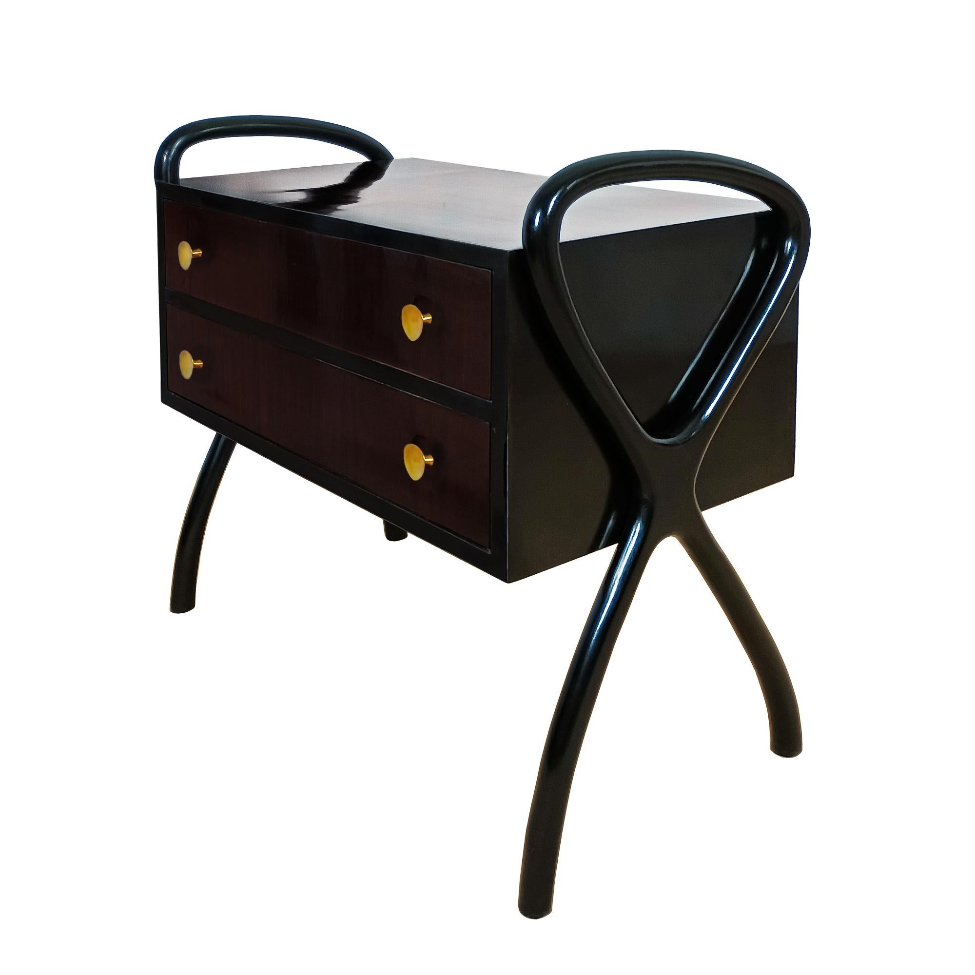 Incantevole cassettiera in impiallacciato Sapelli tinto scuro per il corpo e un po' più chiaro per i cassetti. Smalto francese. Maniglie in ottone.

Spagna, circa 1960

Dimensioni 
cm 81/87 (con supporti) x 43/45 (con maniglie) x 70/80 (con