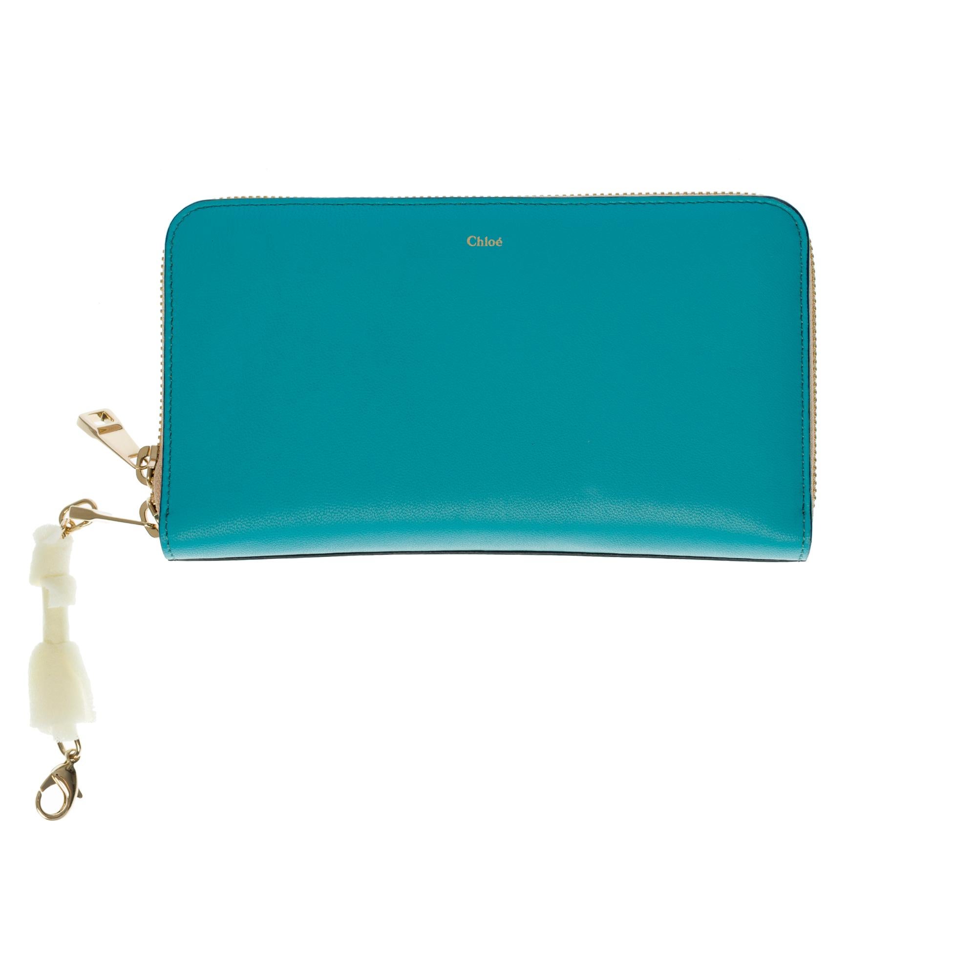 Beautiful Chloé wallet in two-tone black & turquoise lambskin leather, gold-tone metal hardware.
12 card compartments.
1 coin compartment with zip closure
Signature: 