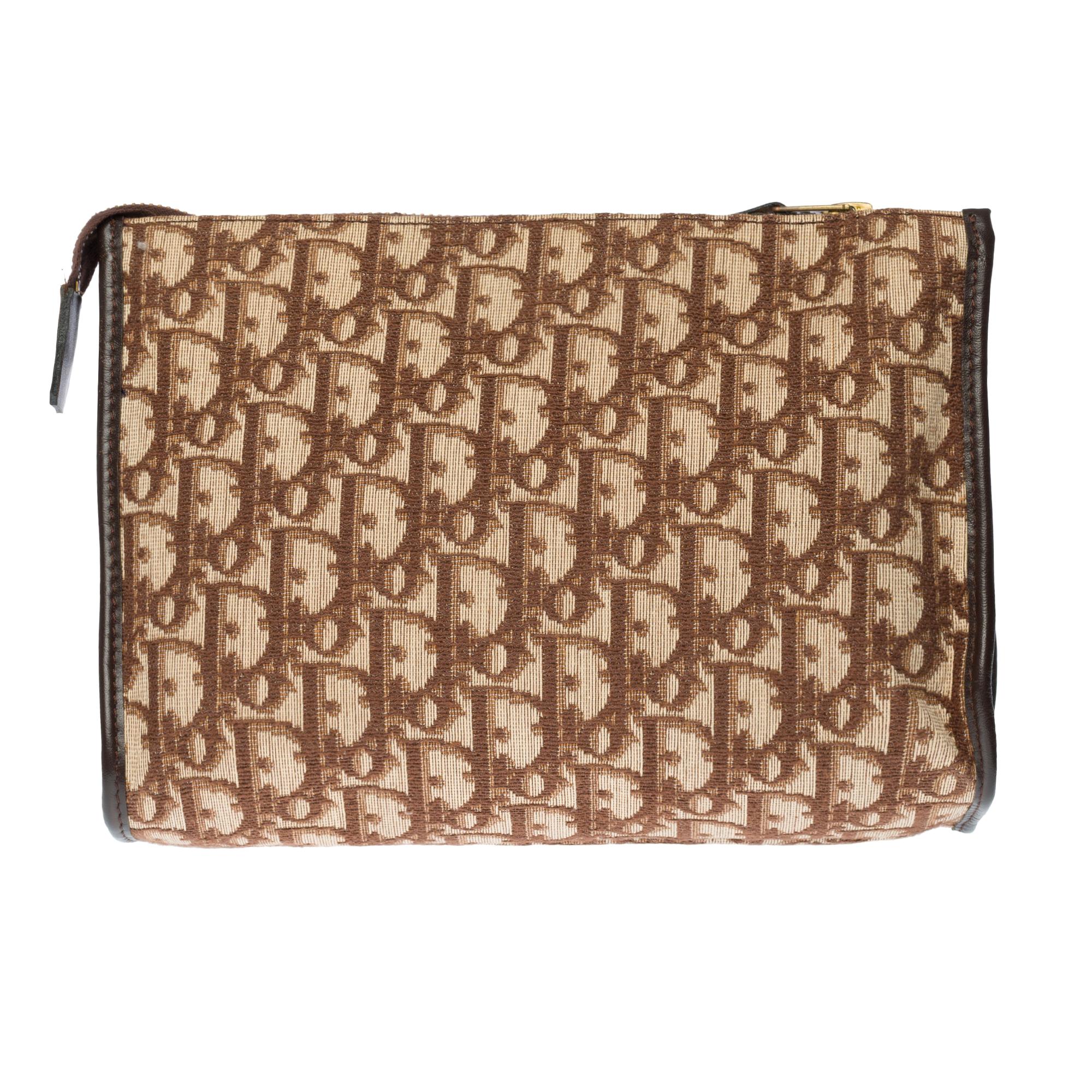 Beautiful Christian Dior cosmetic clutch in Dior monogram oblique canvas and brown leather.
Zip opening at the top .
Beige interior, 1 patch pocket.
Signature: 