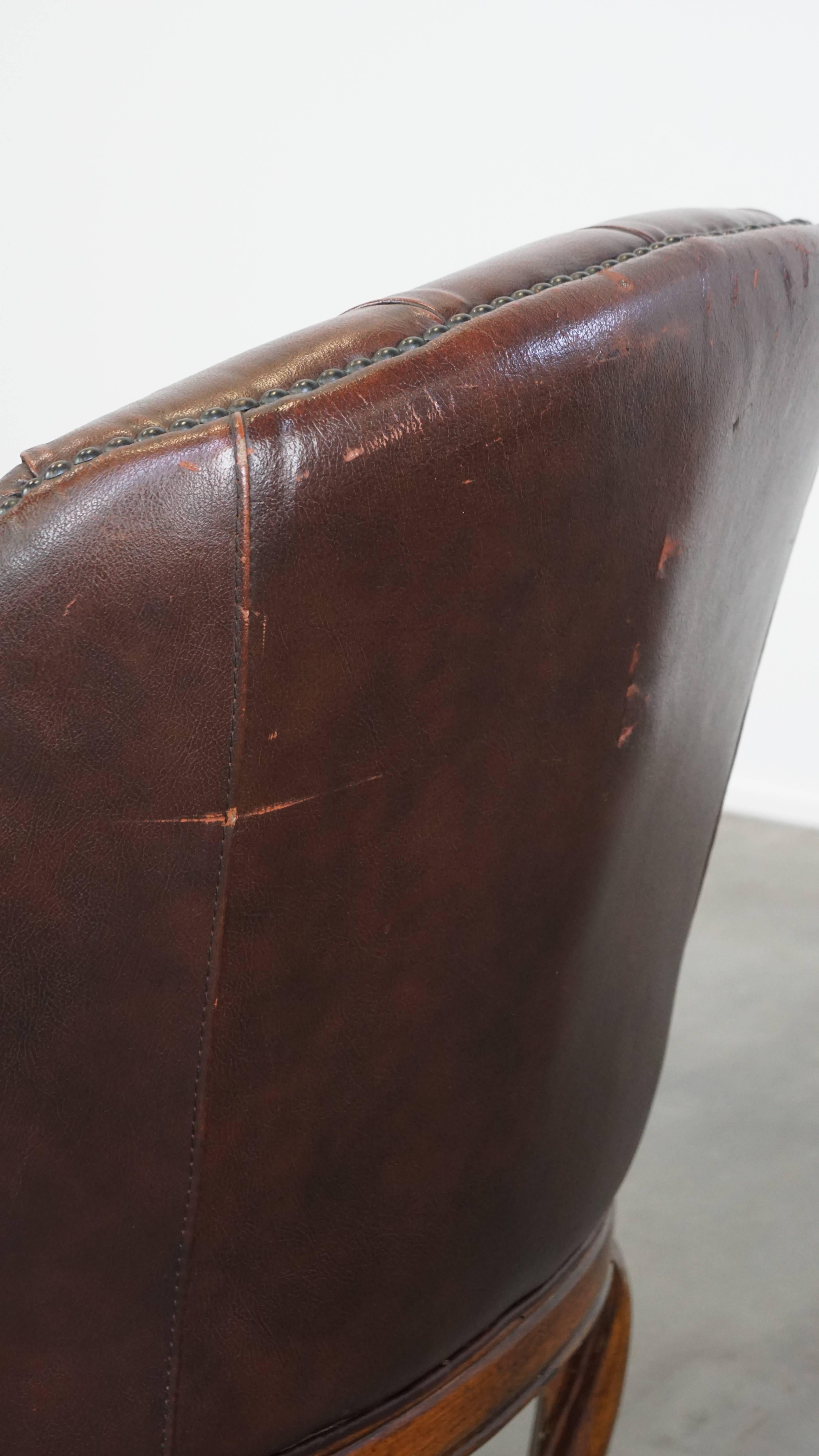Charming, classic cow leather English chesterfield armchair with elegant legs For Sale 3