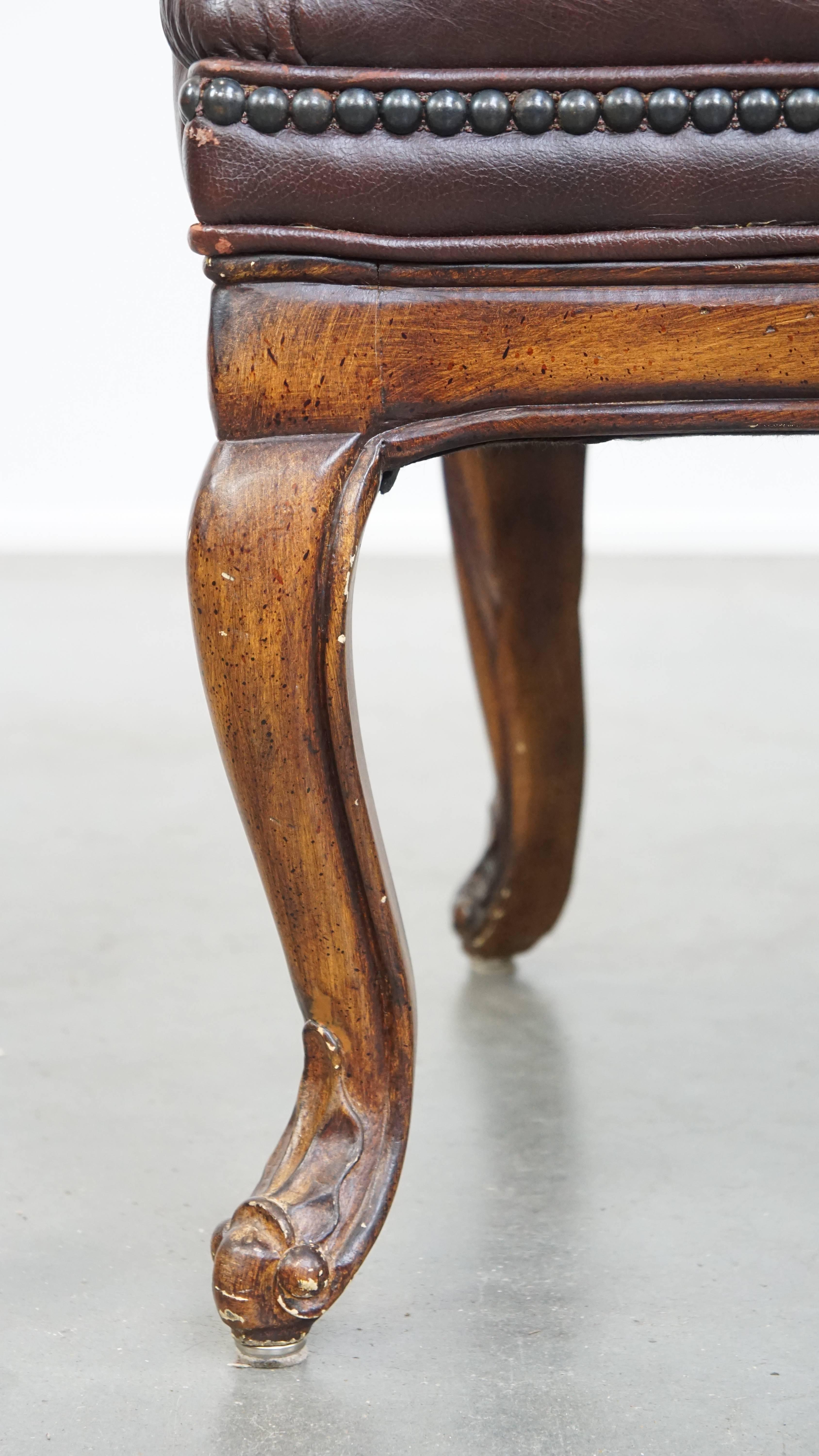 Charming, classic cow leather English chesterfield armchair with elegant legs For Sale 5