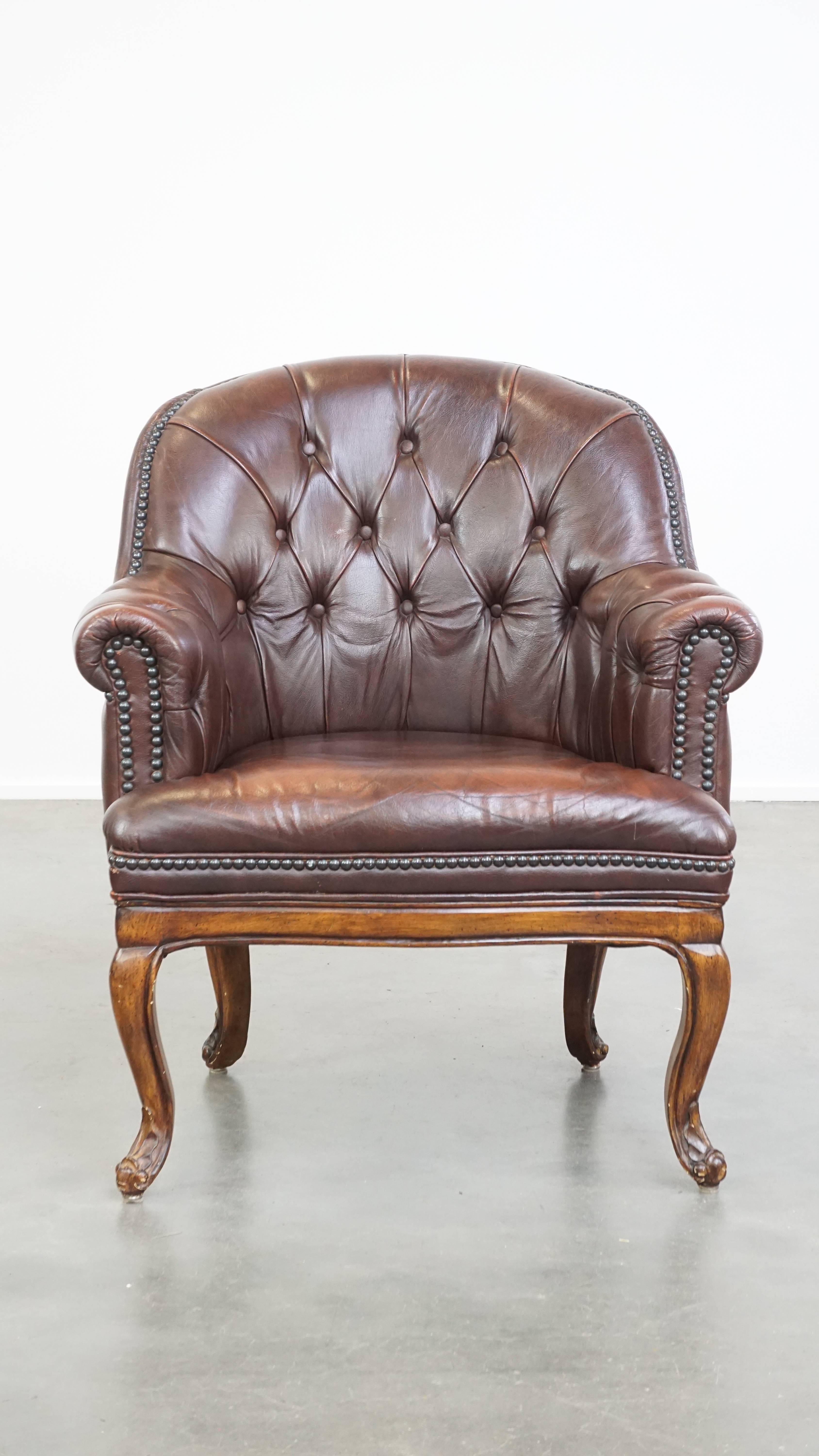 This dark leather armchair exudes timeless classic English charm and elegance. With its graceful shapes and legs, this armchair is a fantastic addition for lovers of English chesterfield furniture. It features a fixed seat and offers proper seating