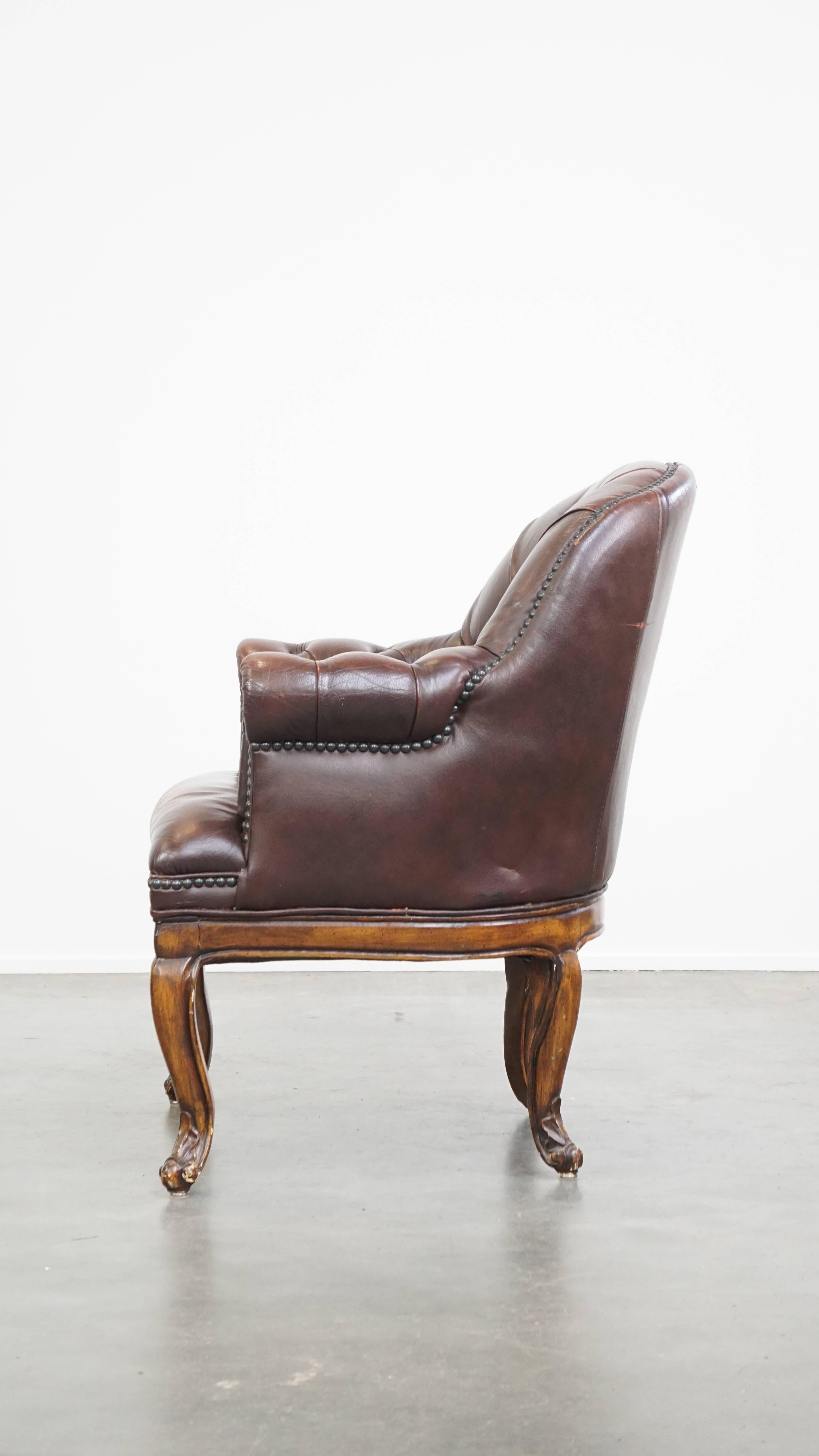 Charming, classic cow leather English chesterfield armchair with elegant legs In Good Condition For Sale In Harderwijk, NL