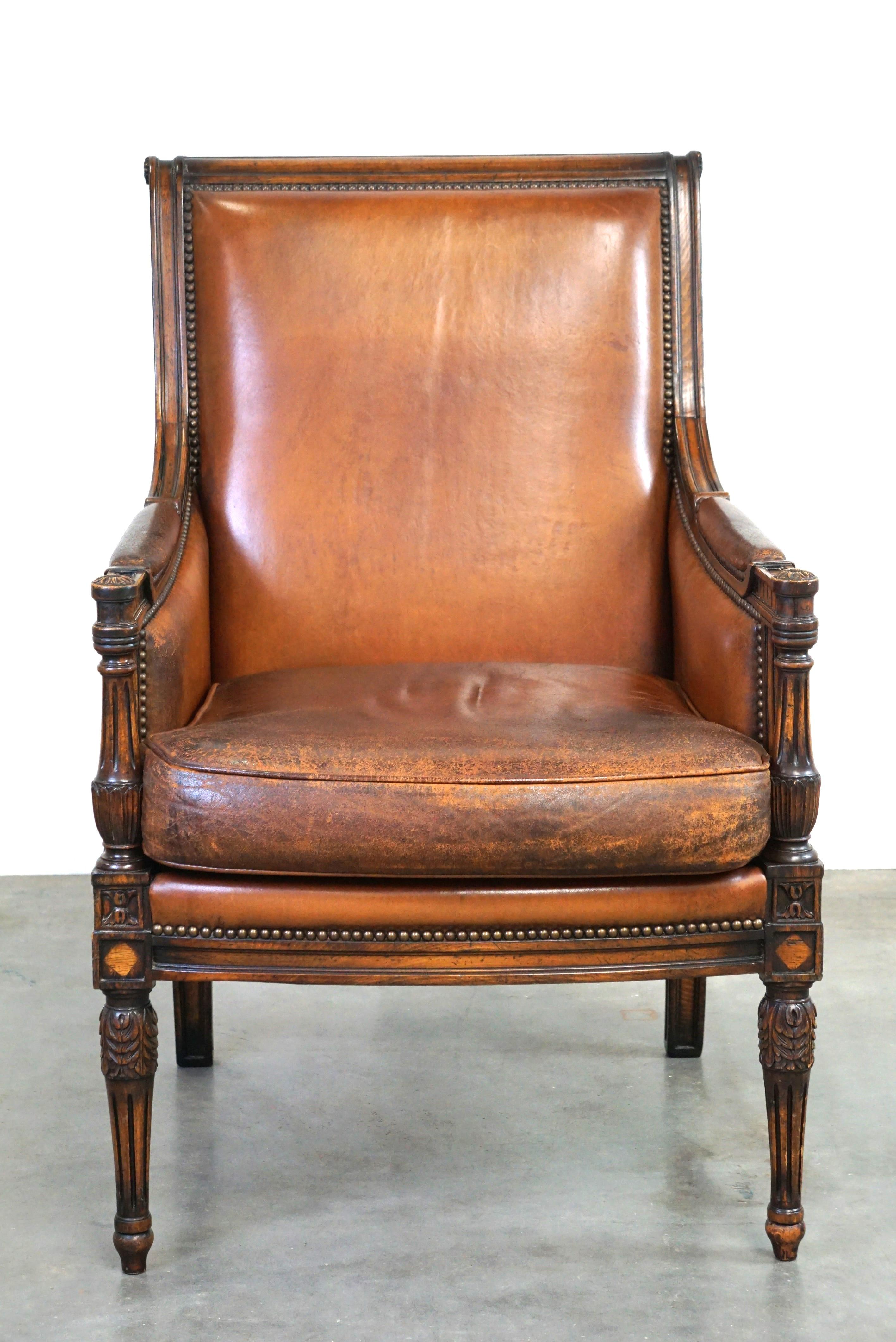 Offert : ce charmant fauteuil classique en cuir de mouton avec sculpture en bois et une belle patine.

Grâce à son aspect classique et intemporel, ce fauteuil s'intègre facilement dans presque tous les styles d'intérieur. Il est livré avec un