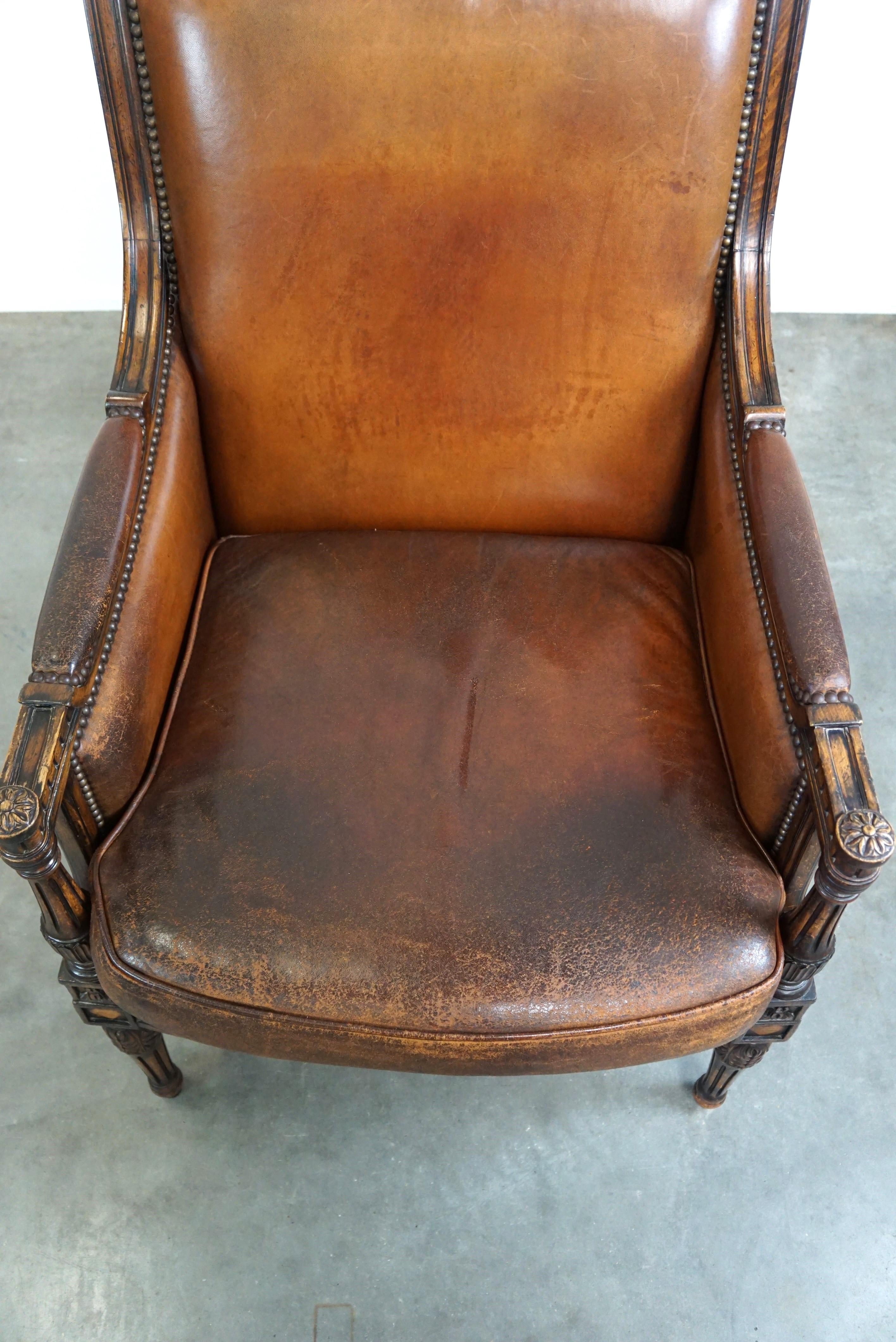 XXIe siècle et contemporain Charmant fauteuil classique en cuir de mouton avec sculptures en bois et belle patine. en vente