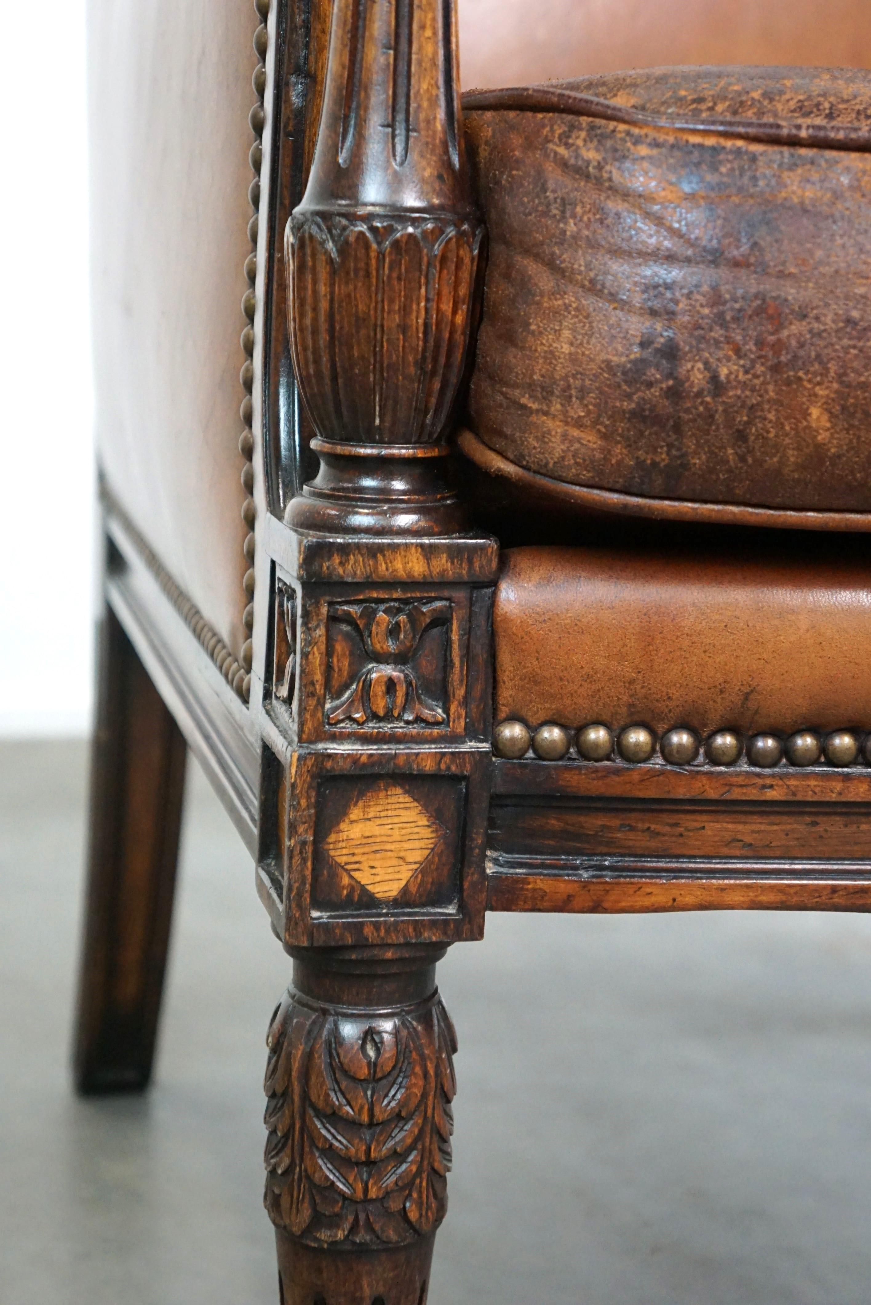 Charmant fauteuil classique en cuir de mouton avec sculptures en bois et belle patine. en vente 2