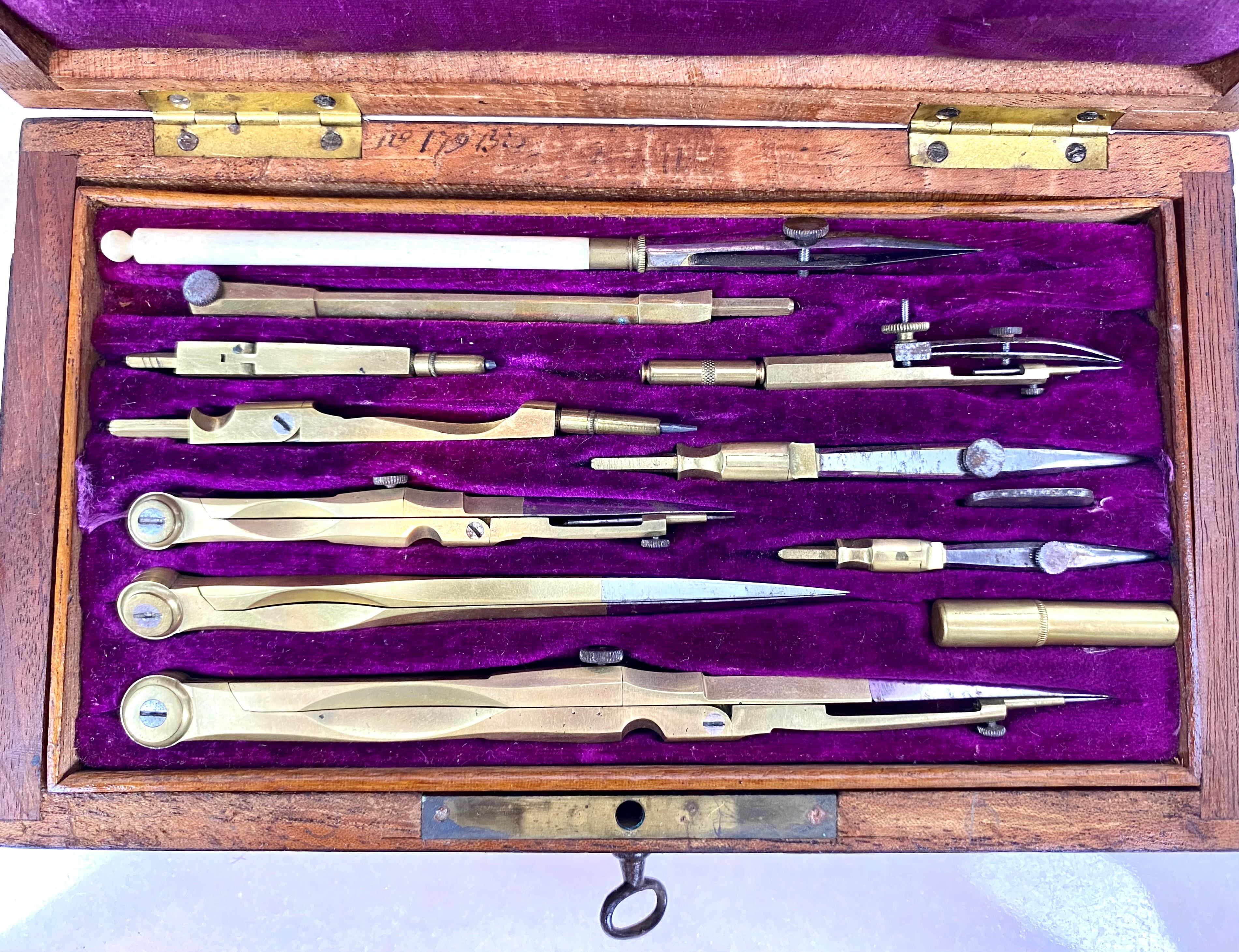 Kompass und Accessoires-Schachtel mit Schlüssel, um Frankreich, 1920 (Metall) im Angebot