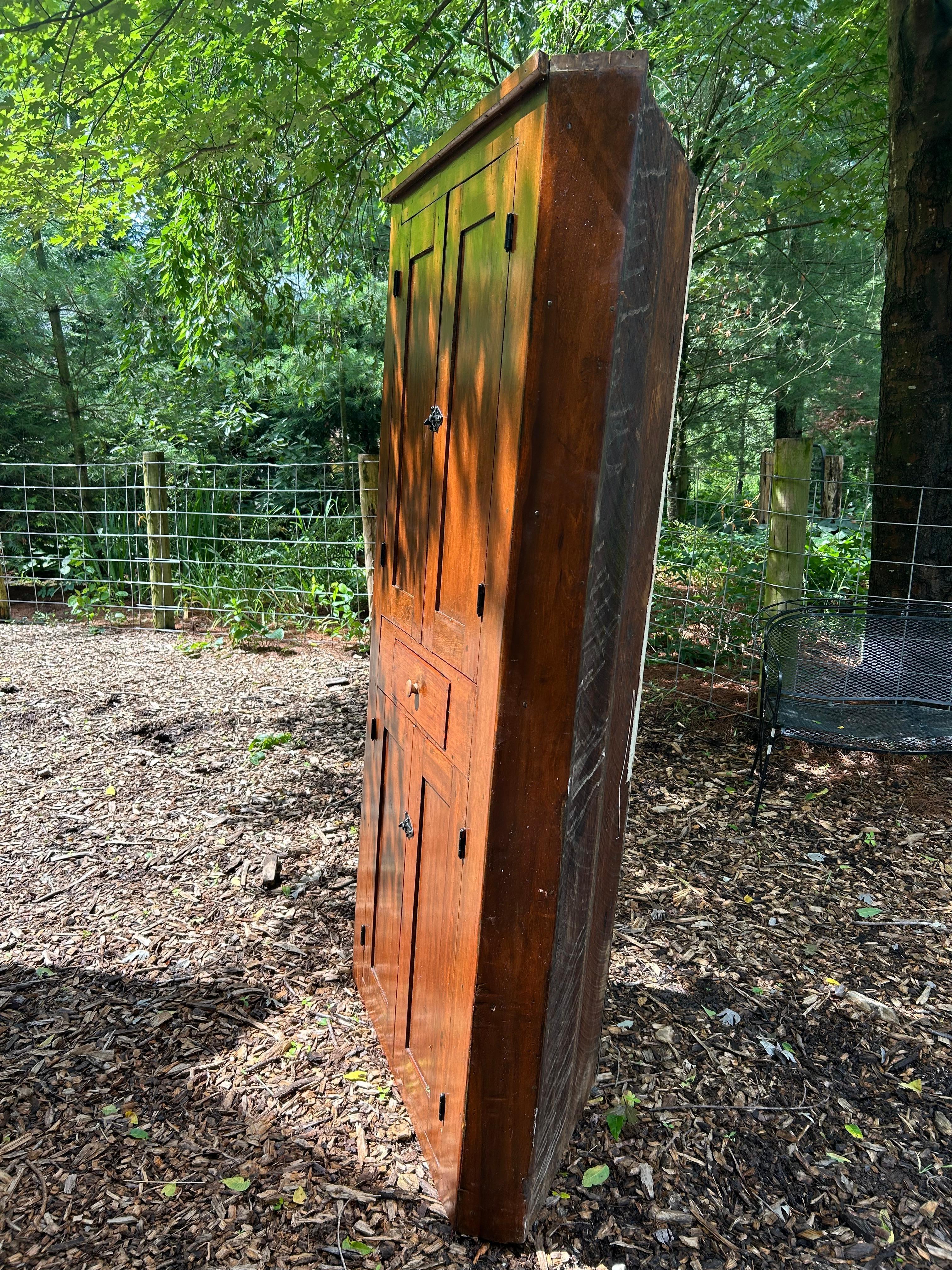 Incantevole armadio ad angolo in pino miele di campagna in vendita 10