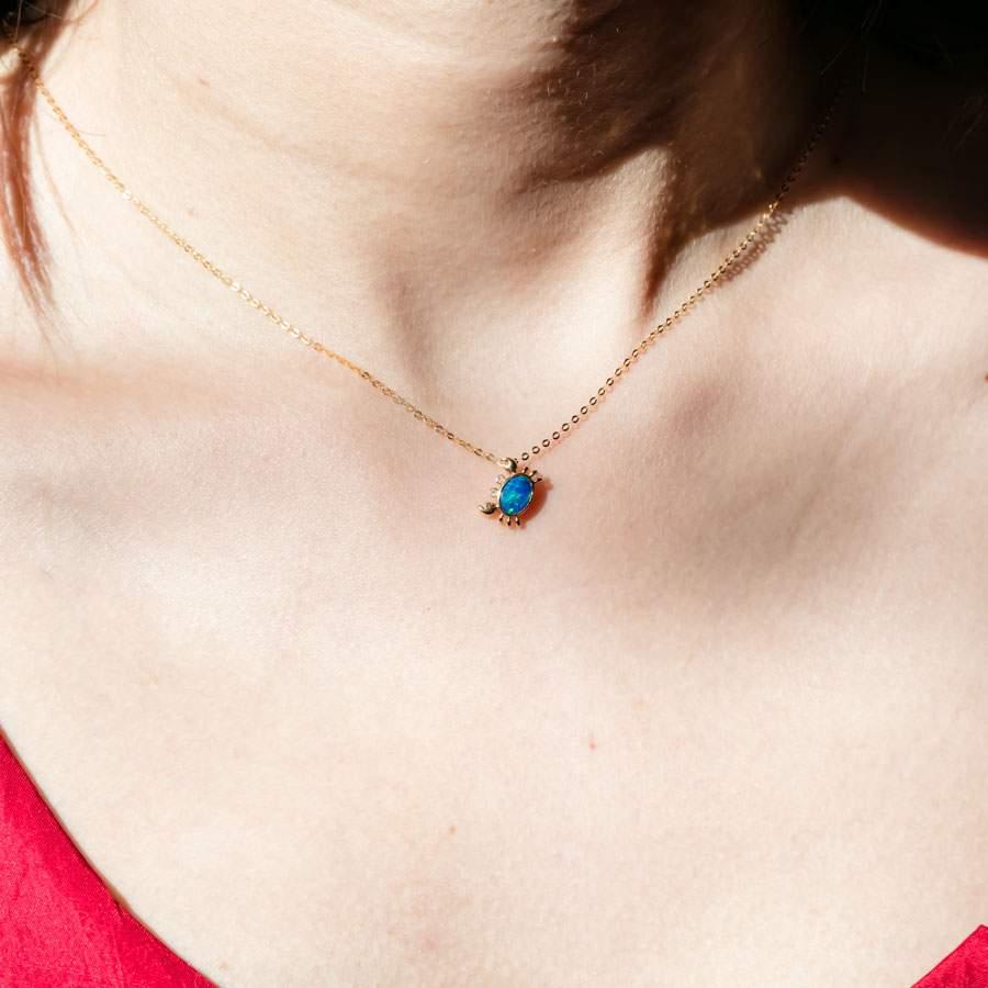 da uomo o donna Incantevole granchio australiano in opale doppiato con occhi di diamante in oro giallo 18 carati in vendita