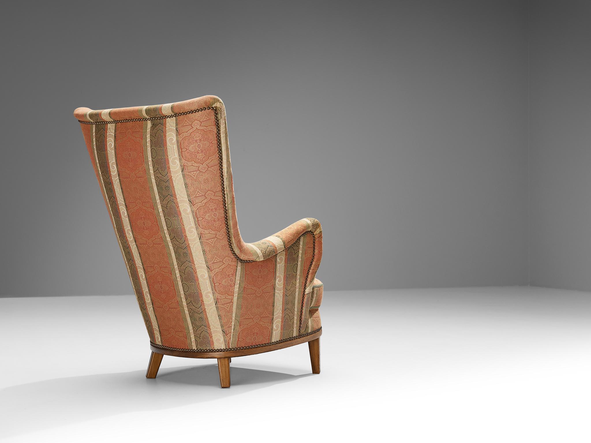 Laiton Charmant fauteuil danois en tissu à motifs en vente