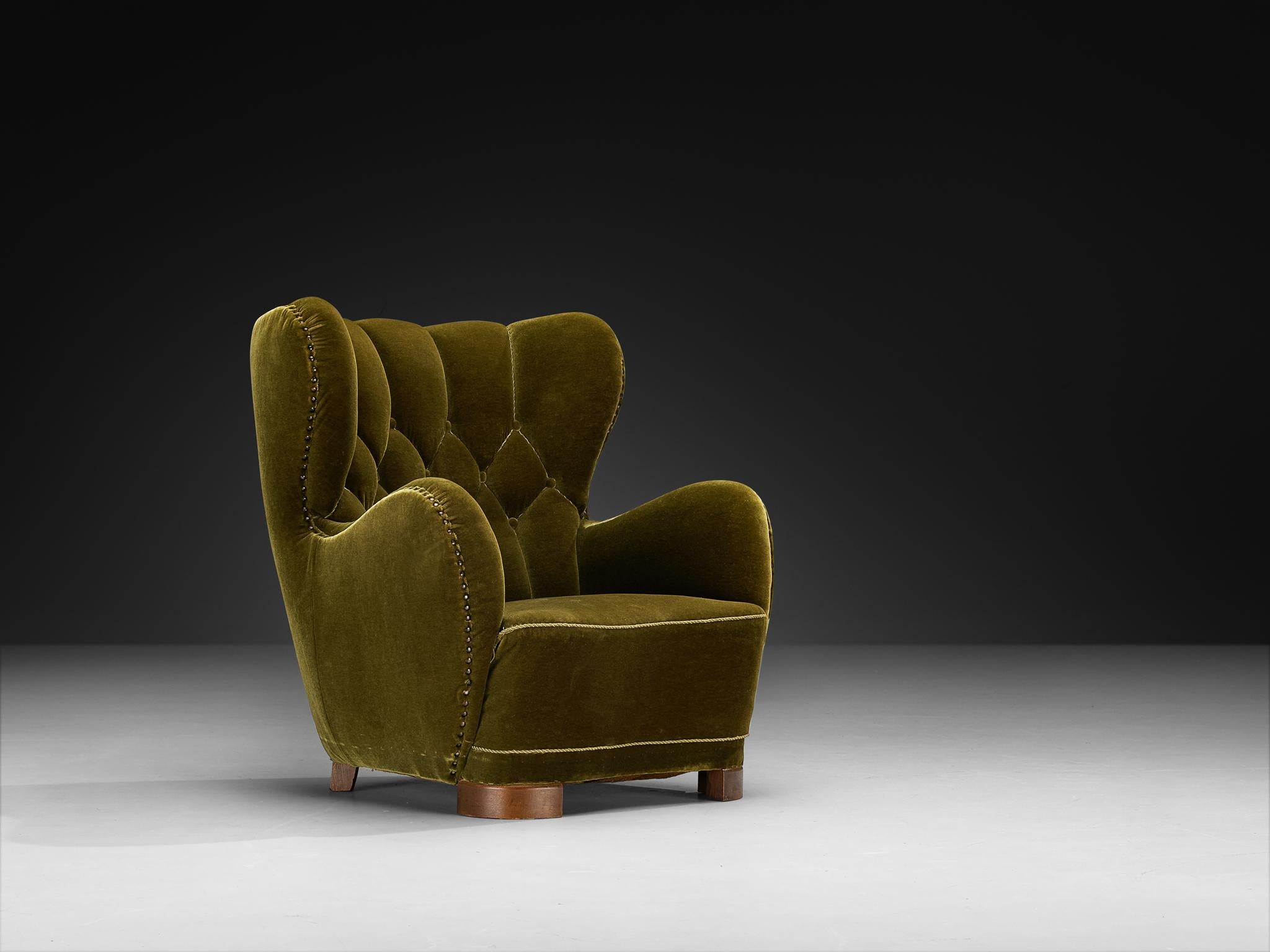 Chaise longue, tissu, hêtre, Danemark, années 1940

Une charmante chaise longue danoise des années 1940, rayonnant de chaleur et de caractère. Généreusement tapissée d'un riche velours vert, la chaise présente une silhouette légèrement arrondie avec