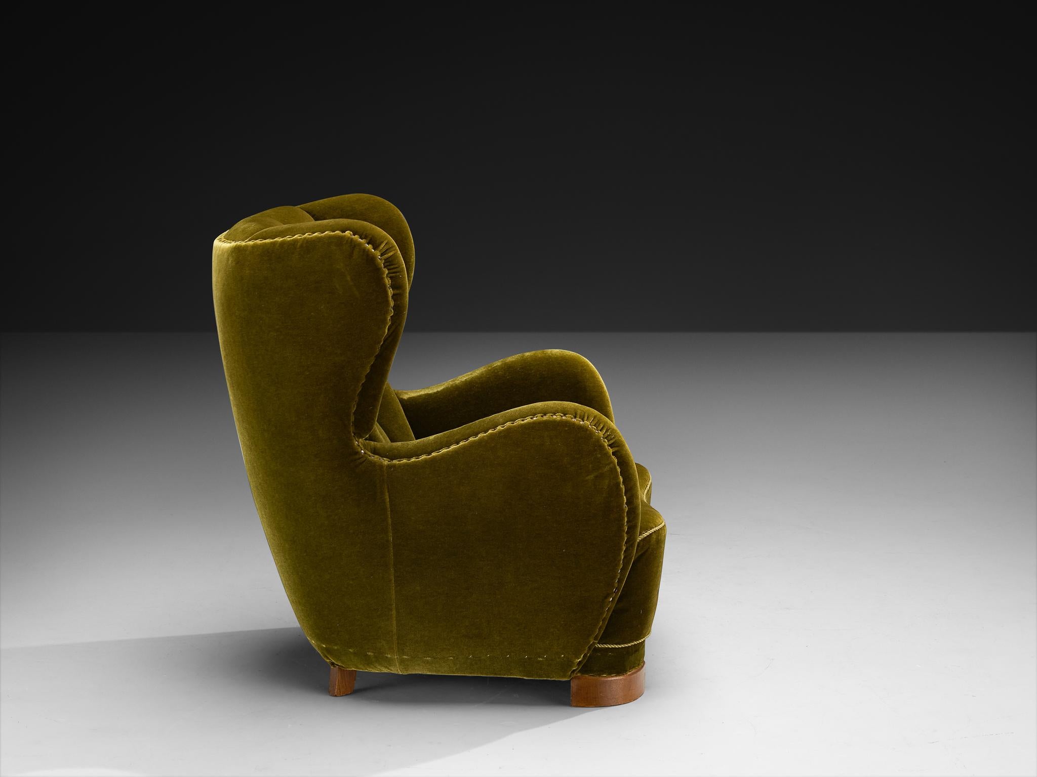 Milieu du XXe siècle Charmante chaise longue danoise en velours vert foncé en vente