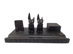 Charmant ensemble de bureau, encrier, chiens de race terrier, sculpté, Art déco allemand des années 1930