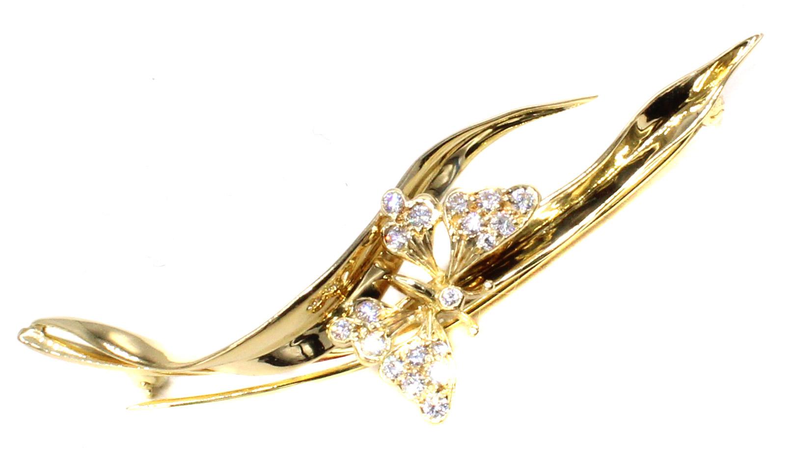 This charming 18 karat gold and diamond butterfly brooch is the perfect accessory for the upcoming Spring and Summer seasons. Beautifully and realistically designed and masterfully handcrafted a butterfly set with bright white round brilliant cut