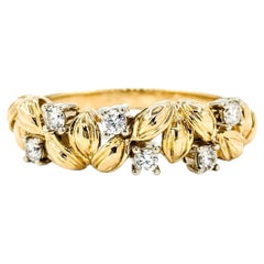 Incantevole anello con foglia di diamante in oro giallo 14k