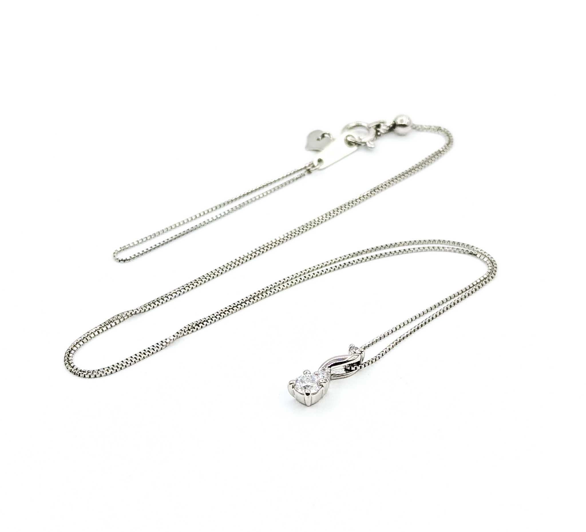 Charmanter Diamant Teardrop-Anhänger aus Platin

Wir präsentieren ein atemberaubendes Stück, das mühelos Stil und Raffinesse vereint: unseren Teardrop-Diamantanhänger, gefertigt aus 850pt. Der Anhänger zieht die Blicke auf sich mit seinen
