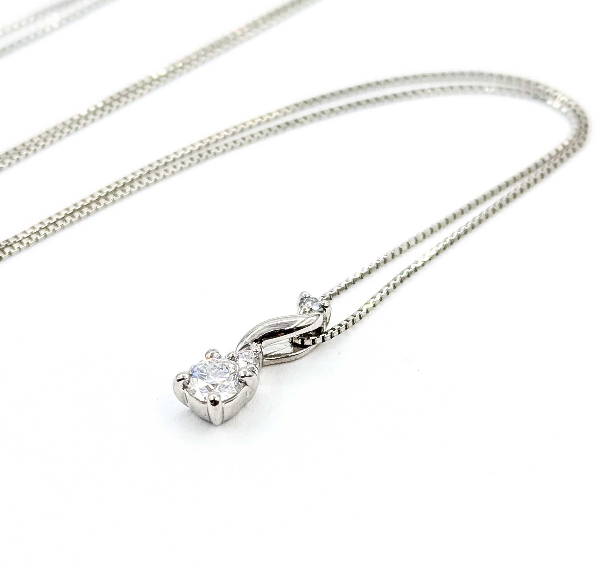 Charmanter Diamant Teardrop-Anhänger aus Platin (Zeitgenössisch) im Angebot