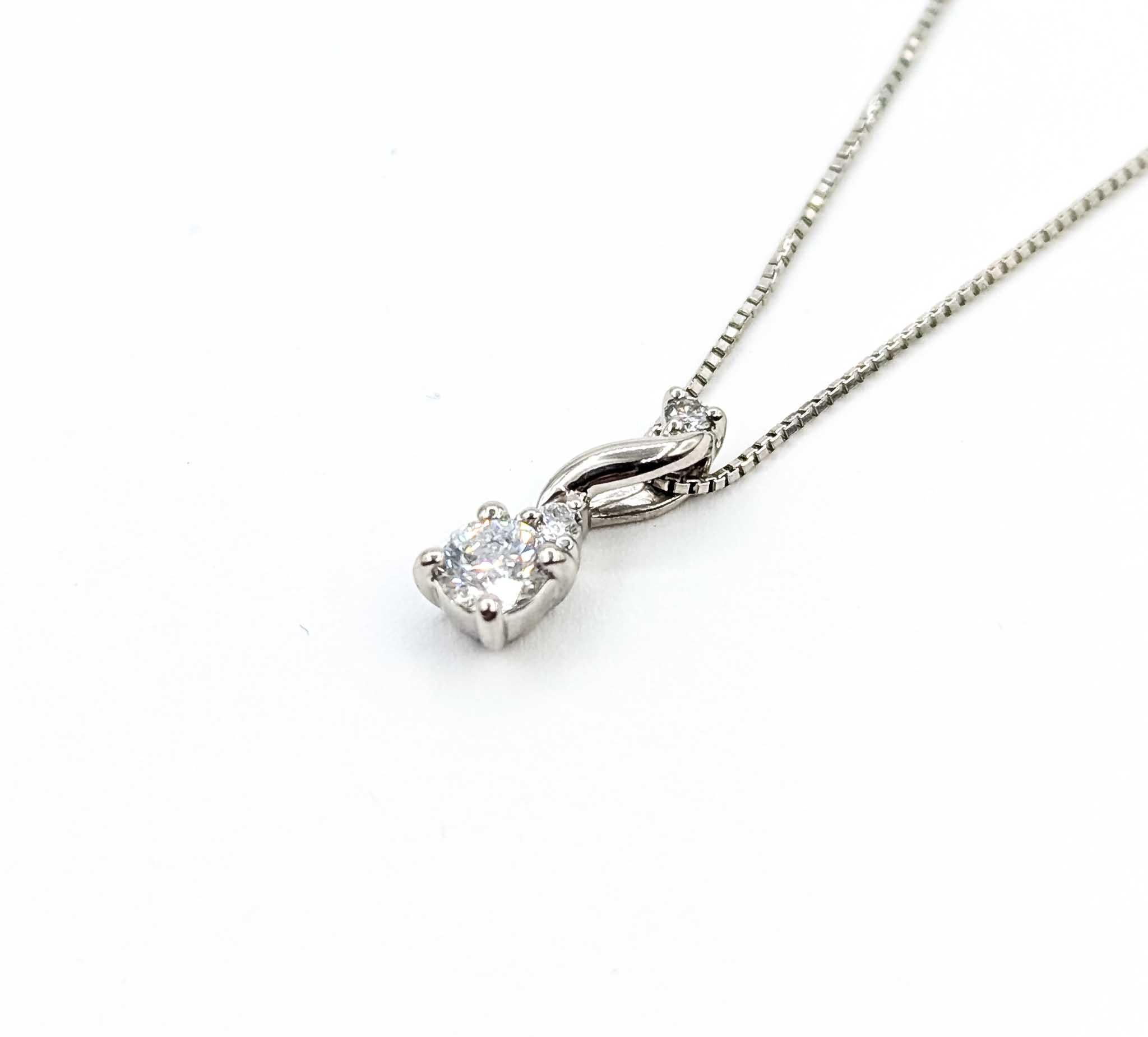 Charmanter Diamant Teardrop-Anhänger aus Platin im Zustand „Hervorragend“ im Angebot in Bloomington, MN