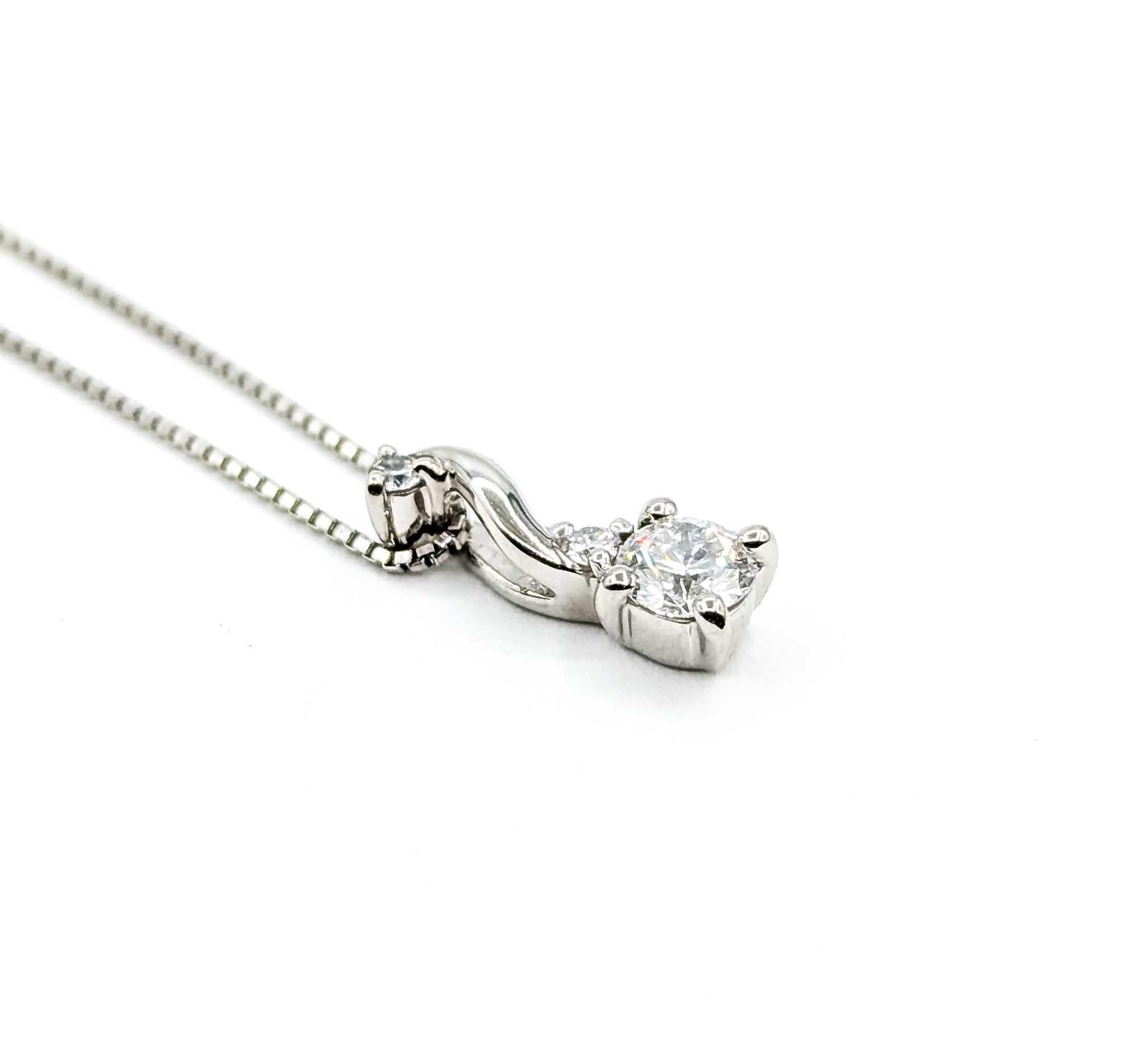 Charmanter Diamant Teardrop-Anhänger aus Platin im Angebot 1
