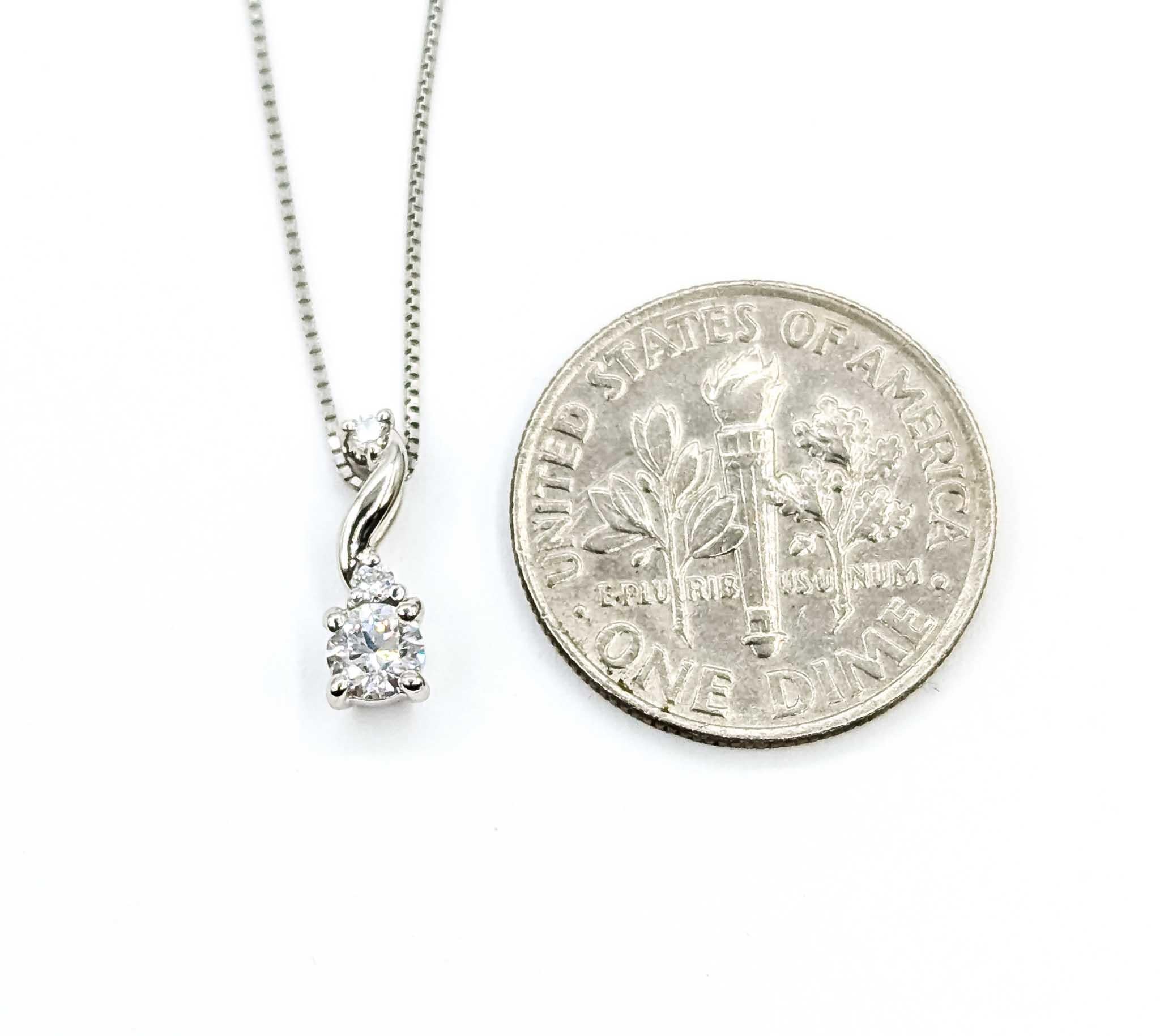 Charmanter Diamant Teardrop-Anhänger aus Platin im Angebot 2