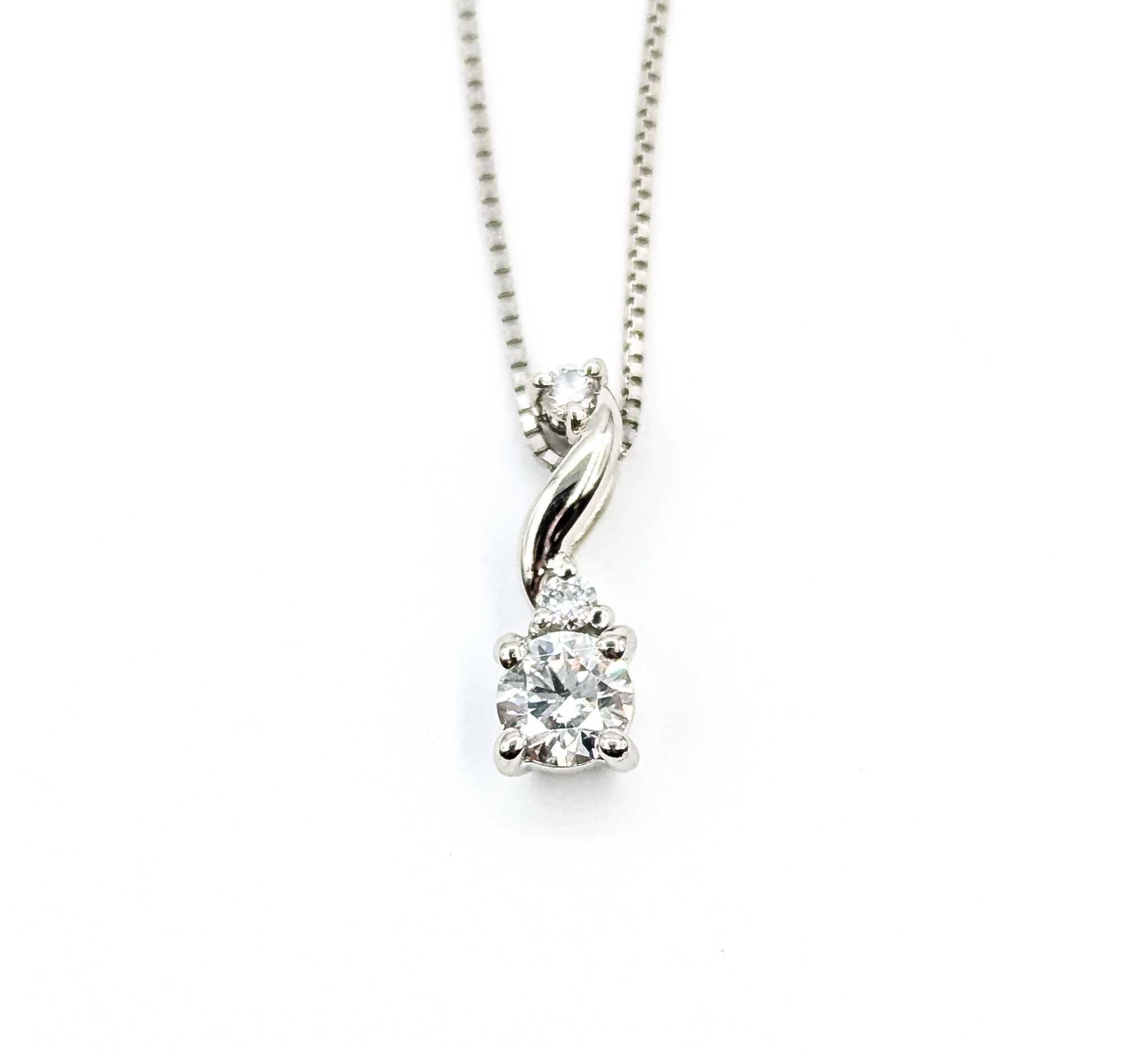 Charmanter Diamant Teardrop-Anhänger aus Platin im Angebot 3