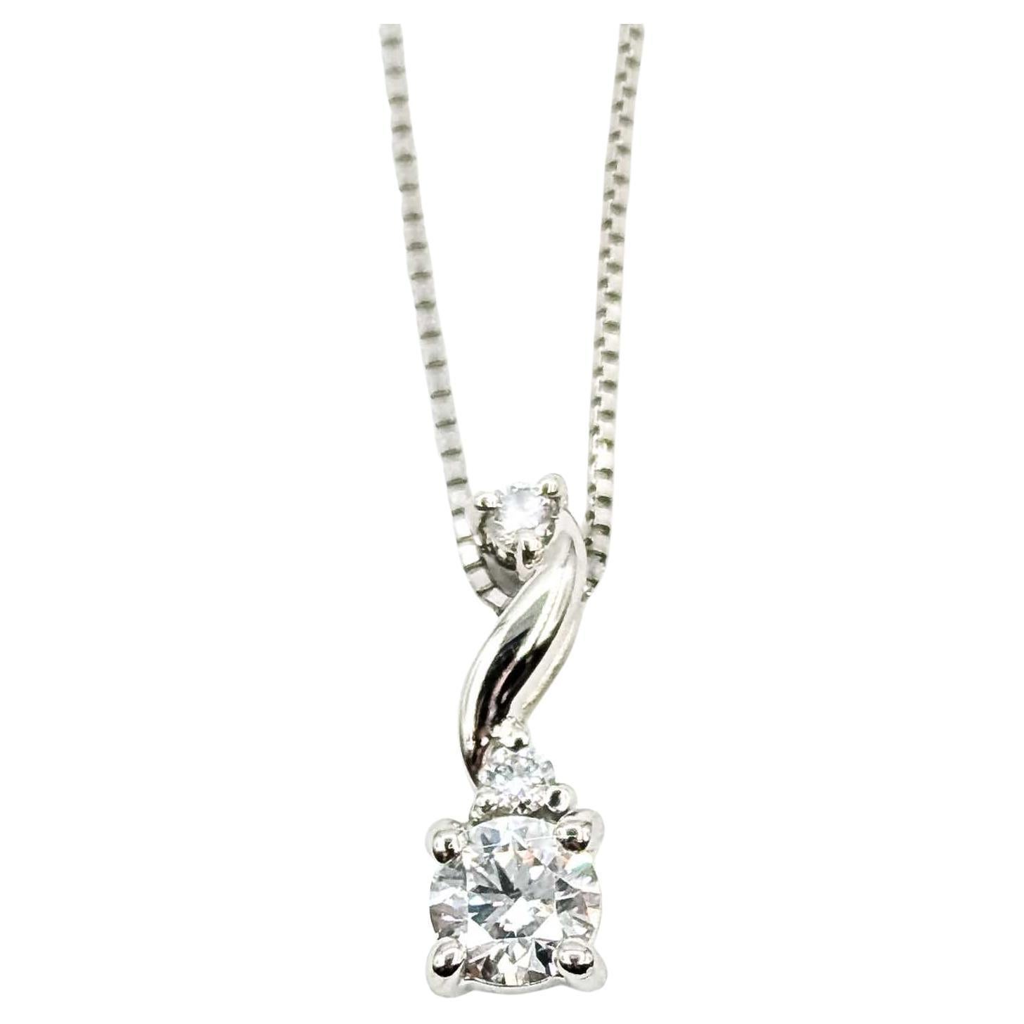 Incantevole ciondolo a goccia con diamante in platino
