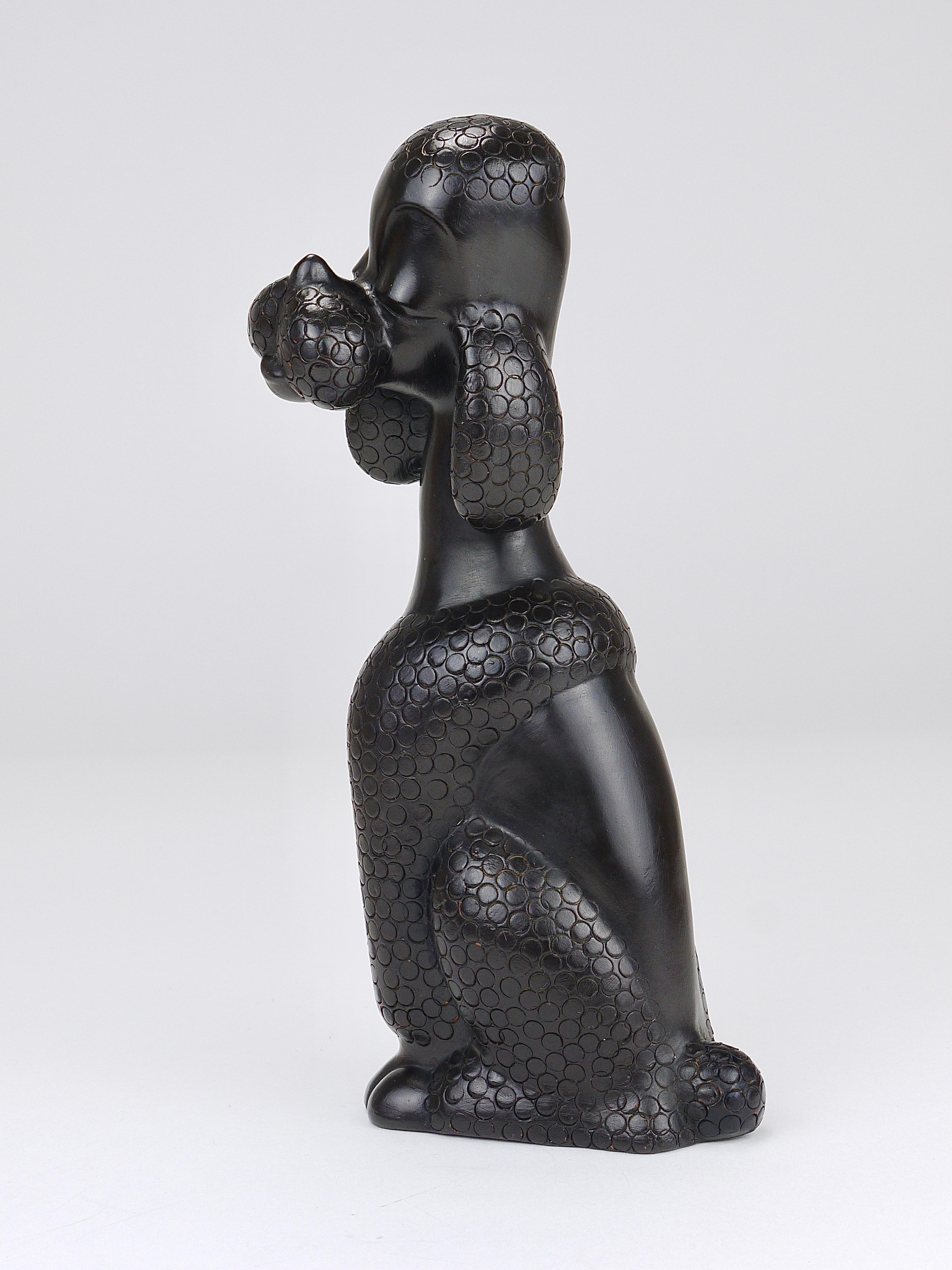 Charmante sculpture de chien caniche par Leopold Anzengruber, Autriche, années 1950 en vente 3