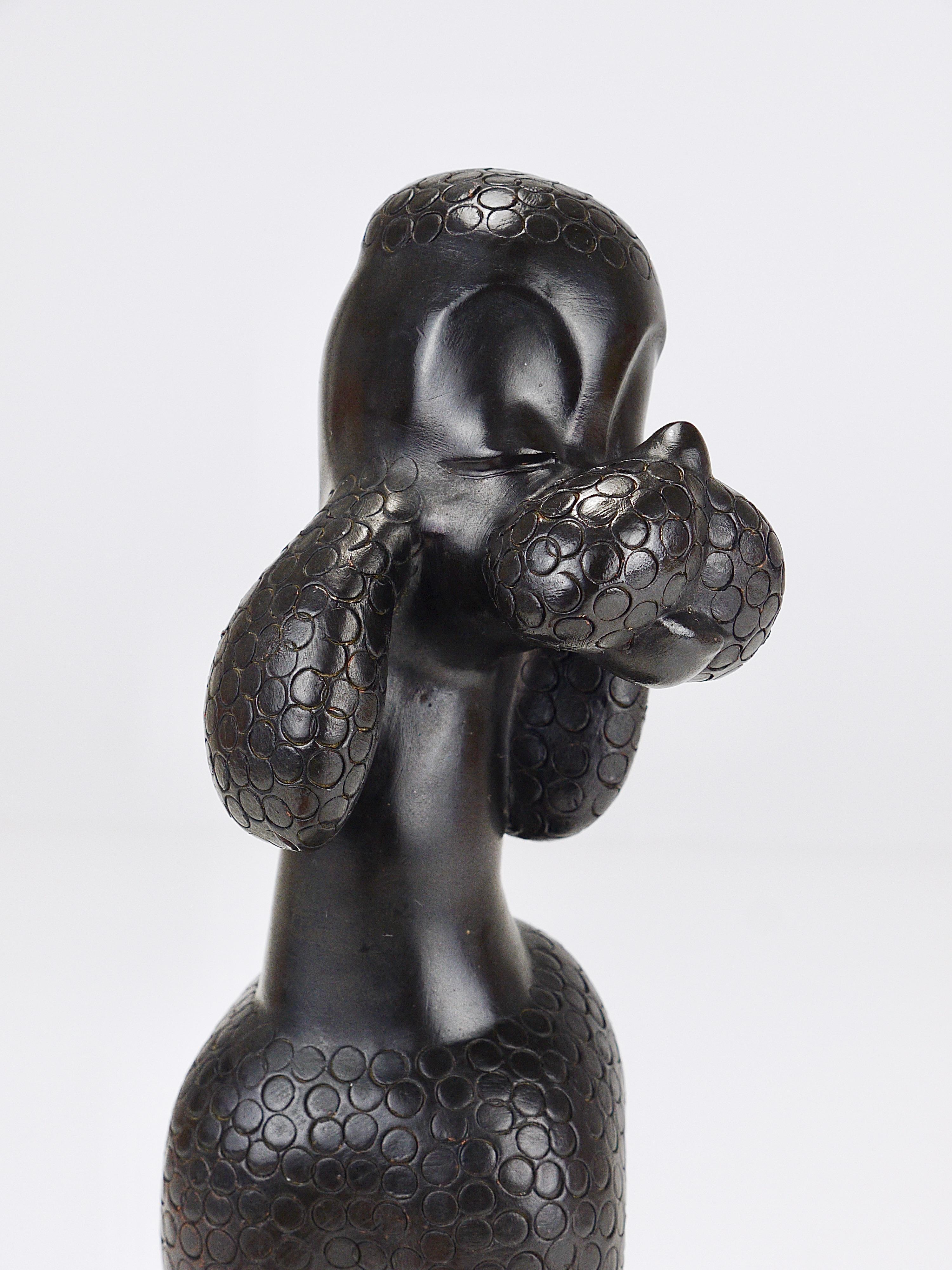 Autrichien Charmante sculpture de chien caniche par Leopold Anzengruber, Autriche, années 1950 en vente